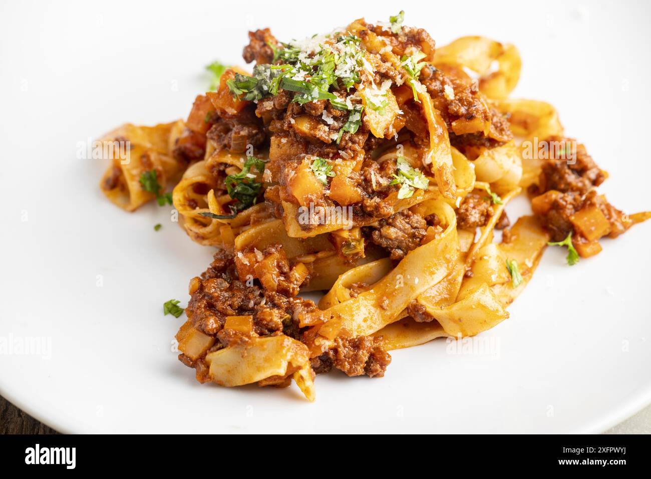 Tagliatelle Pasta mit Bolognese auf einem weißen Teller Stockfoto