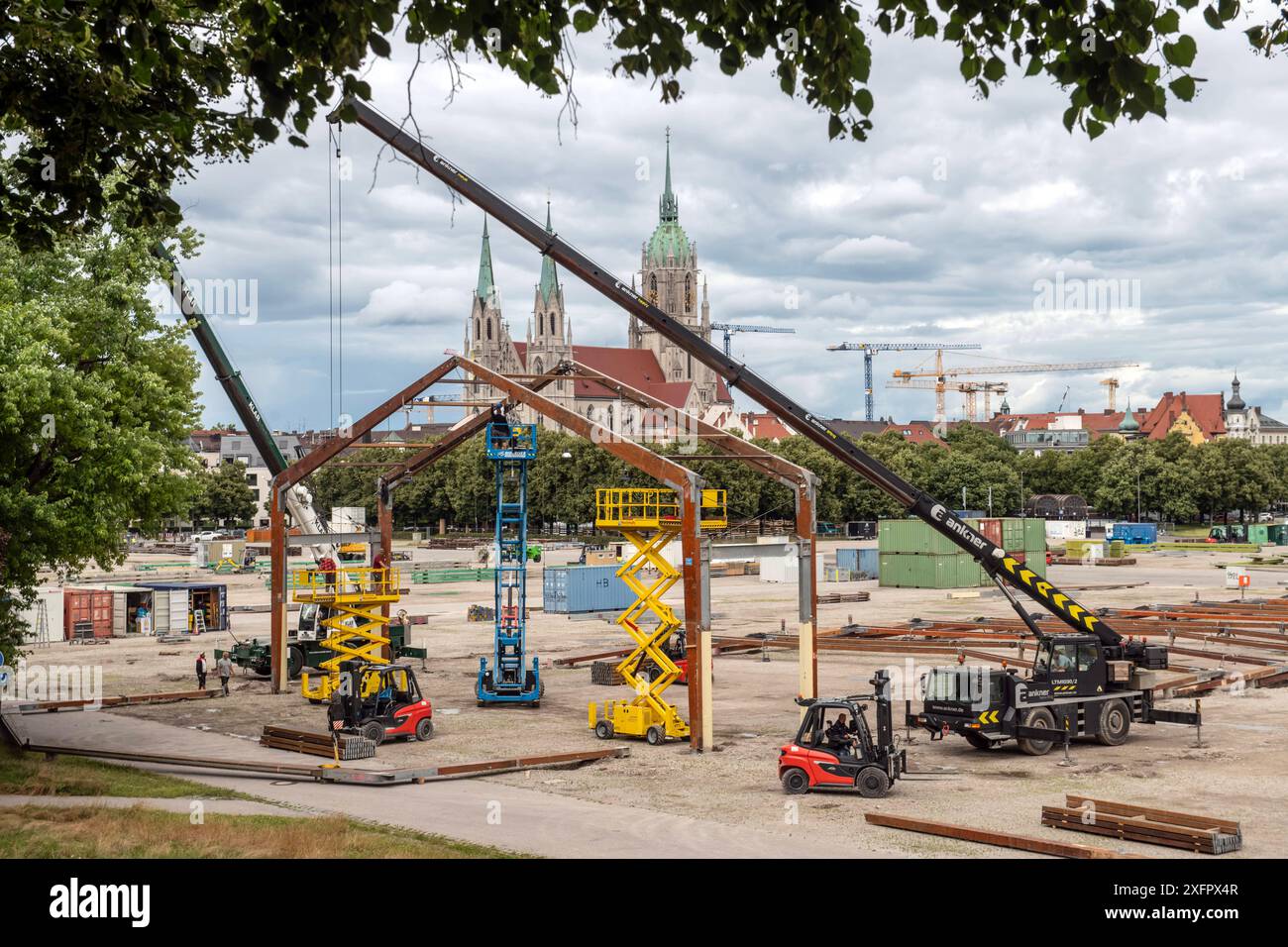 Aufbau Oktoberfest 2024, die Theresienwiese ist eine riesige Baustelle, München, 4. Juli 2024 Deutschland, München, Juli 2024, Aufbau Oktoberfest, die ersten Festzelten werden bereits aufgebaut, dahinter sieht man die Paulskirche, Tradition, noch mehr als zwei Monate bis zum Beginn der Wiesn 2024, Sommer, Bayern, bayerisch, *** Bau Oktoberfest 2024, die Theresienwiese ist eine riesige Baustelle, München, 4. Juli 2024 München, Juli 2024, Bau Oktoberfest, die ersten Festzelte werden bereits errichtet, dahinter sieht man die Paulskirche, Tradition, mehr als zwei Stockfoto