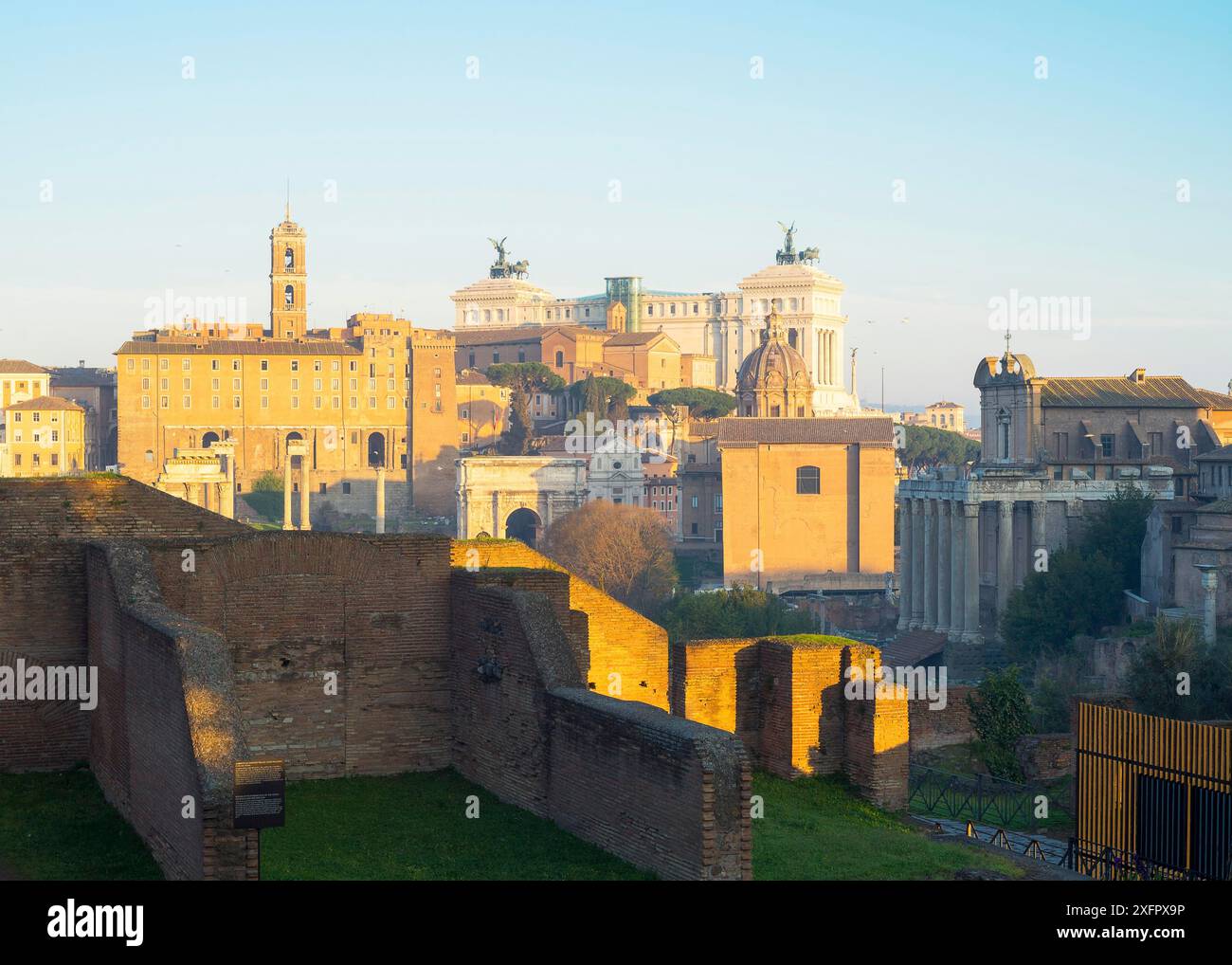 Alte Ruinen des Forums und Victor Emmanuel II Denkmal in einem Wintertag in Rom, Italien Stockfoto