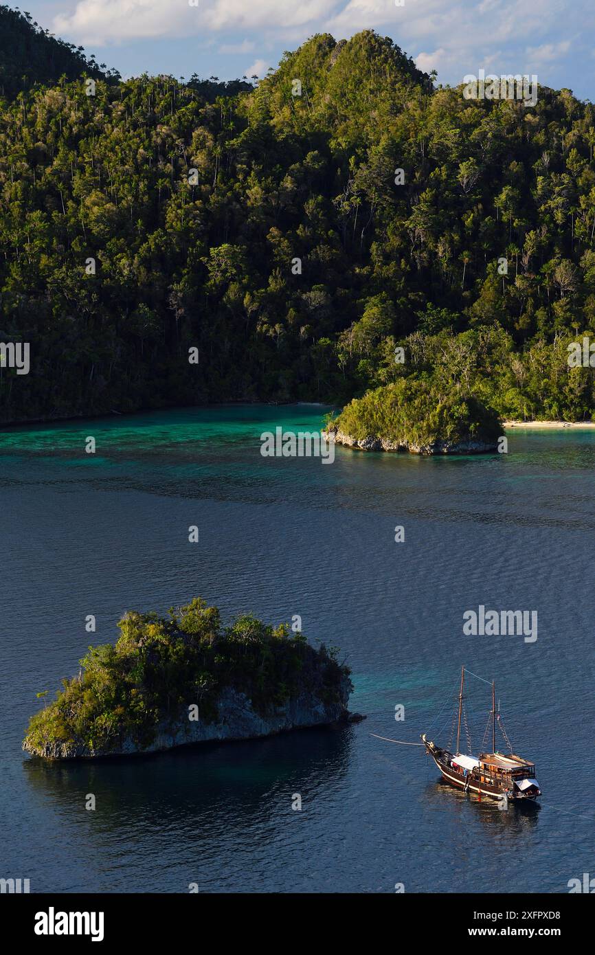 Karstinseln im Waiag-Archipel, Raja Ampat, Westpapua, Indonesisch-Neuguinea. Dezember 2016. Stockfoto