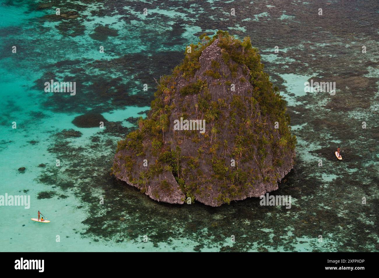 Stand-up-Paddeln, in Karstlandschaften im Wayag-Archipel, Raja Ampat, Westpapua, Indonesien-Neuguinea Dezember 2016. Stockfoto