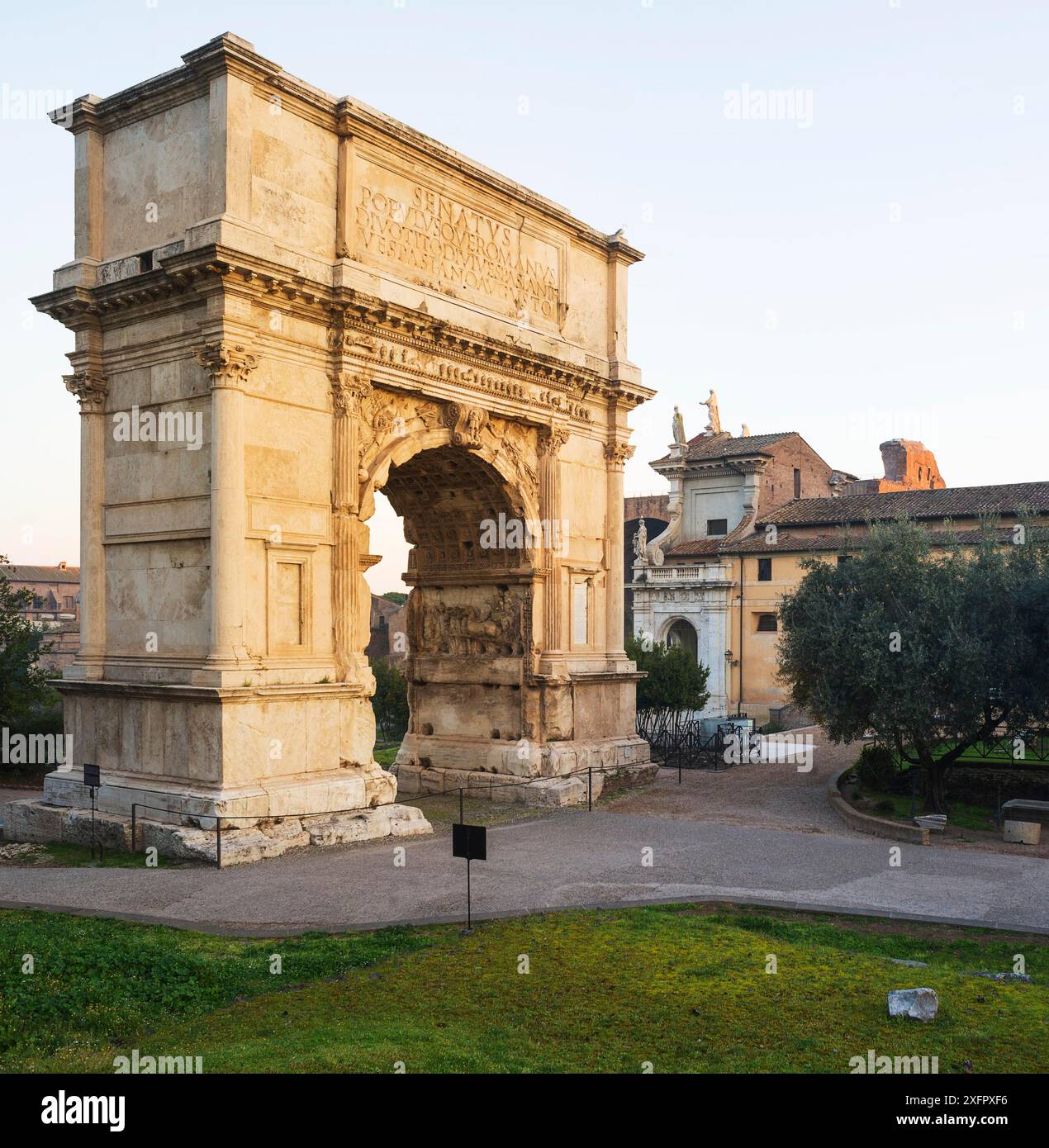 Der ikonische Titusbogen im Forum Romanum, Rom Stockfoto