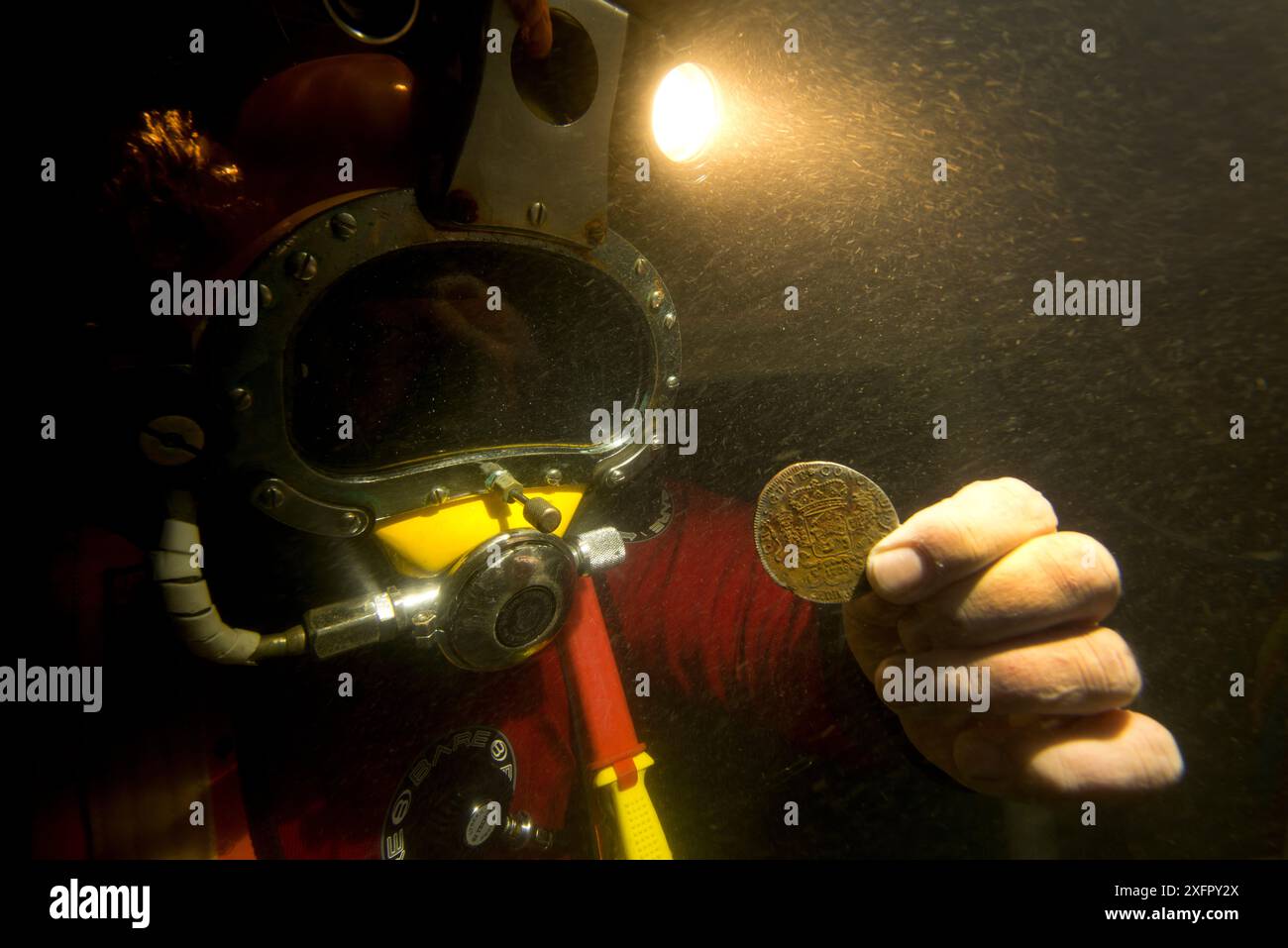 Archäologe mit spanischem Silberpfeiler-Dollar vom Niederländisch-Ostindien-Schiff "Rooswijk", das am 9. Januar 1740 auf dem Goodwin-Sand ruhte. England, Vereinigtes Königreich, September 2017. Stockfoto