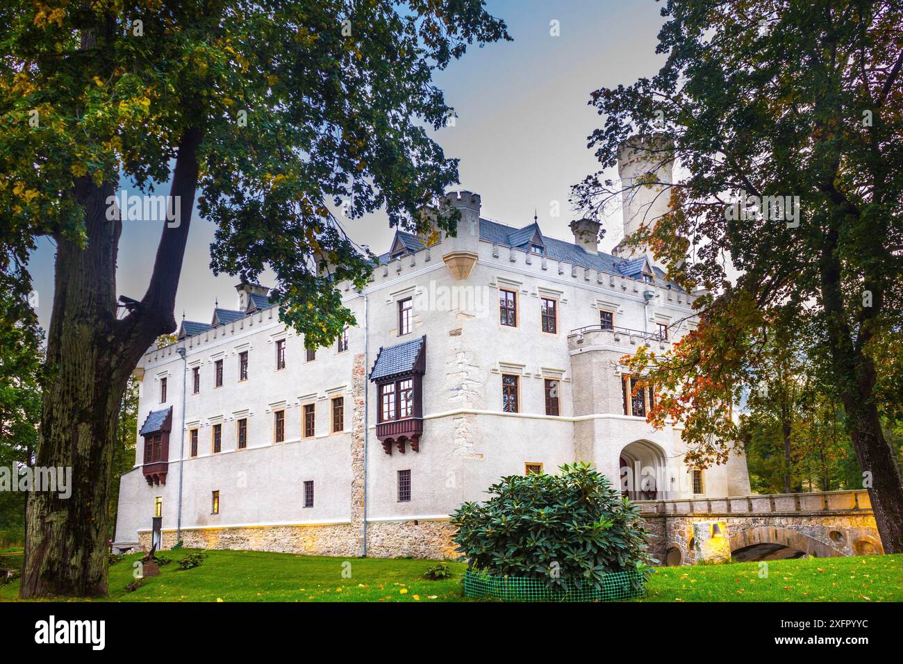 Abendlicher Blick auf das Schloss in Karpniki, Polen Stockfoto