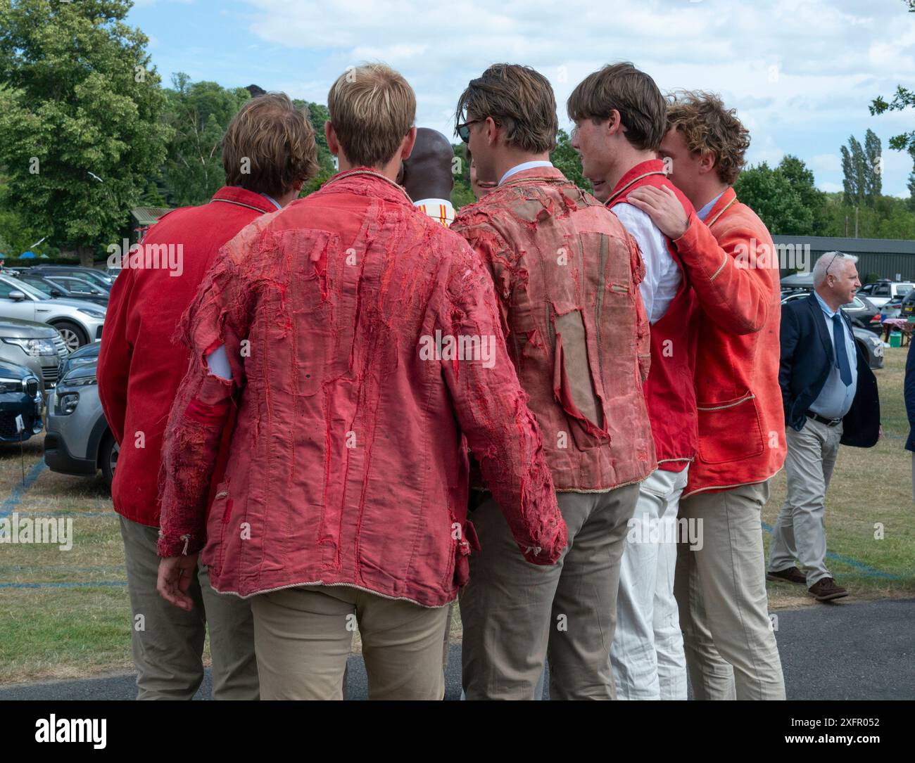 A S R Nereus NED Wettbewerber kämpfen um ein Selfie, sie haben das prestigeträchtigste und älteste Studentenruderevent der Niederlande 43 Mal gewonnen. Die Tradition besagt, dass die Blazer des Nereus Rowing Club (Amsterdam UniversityDutch Absolventen ihre Blazer an jüngere Mitglieder des Ruderclubs weitergeben. Je berühmter der Spender, desto begehrter der Blazer, und je älter der Blazer, desto kostbarer. Daher die zerfetzten Zacken einiger von ihnen. Credit Gary Blake/Alamy Live Stockfoto