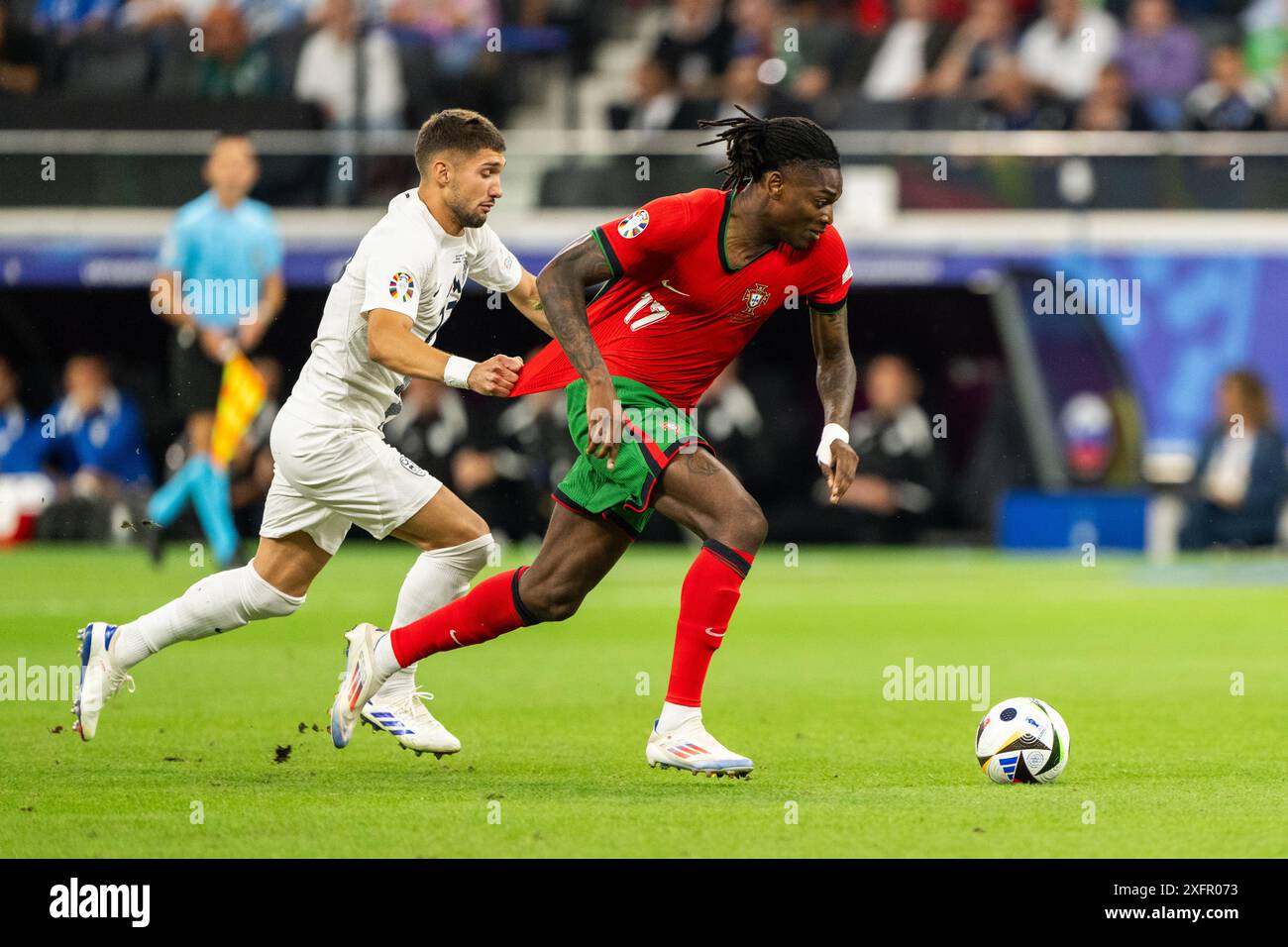 Frankfurt, Deutschland. Juli 2024. Rafael Leao (17) aus Portugal war beim Achtelfinale der UEFA Euro 2024 zwischen Portugal und Slowenien im Deutsche Bank Park in Frankfurt zu sehen. Stockfoto