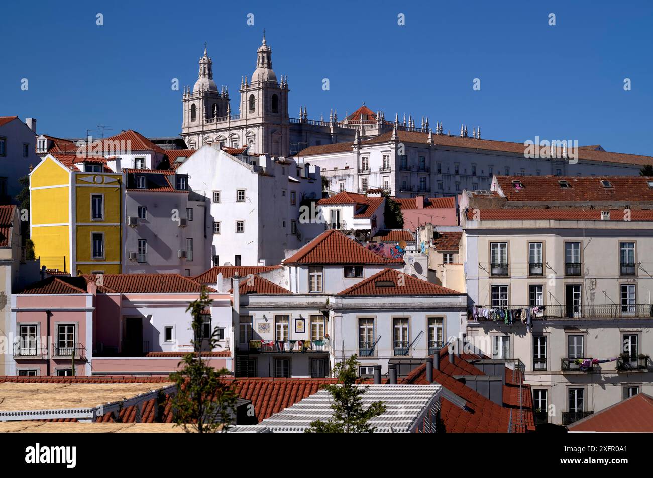 Blick vom Aussichtspunkt Miradouro de Santa Luzia, Kirche Igreja de Santo Estevao, Stadtblick, Alfama, Lissabon, Portugal Stockfoto