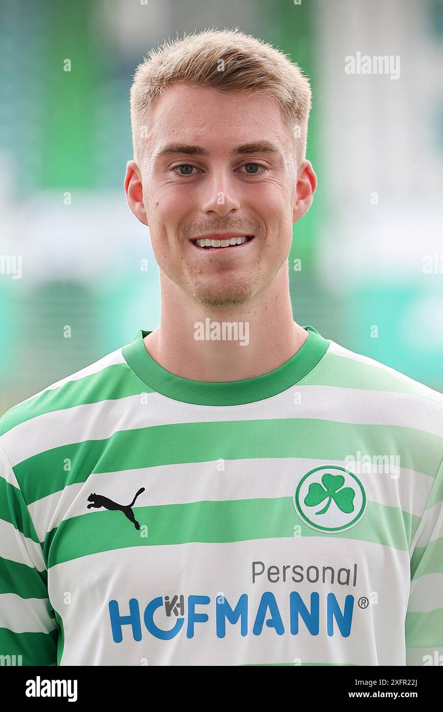 4. Juli 2024, Bayern, Fürth: Fußball: Bundesliga 2, Mediaday SpVgg Greuther Fürth, Gian-Luca Itter. Foto: Daniel Löb/dpa - WICHTIGER HINWEIS: Gemäß den Vorschriften der DFL Deutschen Fußball-Liga und des DFB Deutschen Fußball-Bundes ist es verboten, im Stadion und/oder des Spiels aufgenommene Fotografien in Form von sequenziellen Bildern und/oder videoähnlichen Fotoserien zu verwenden oder zu nutzen. Stockfoto