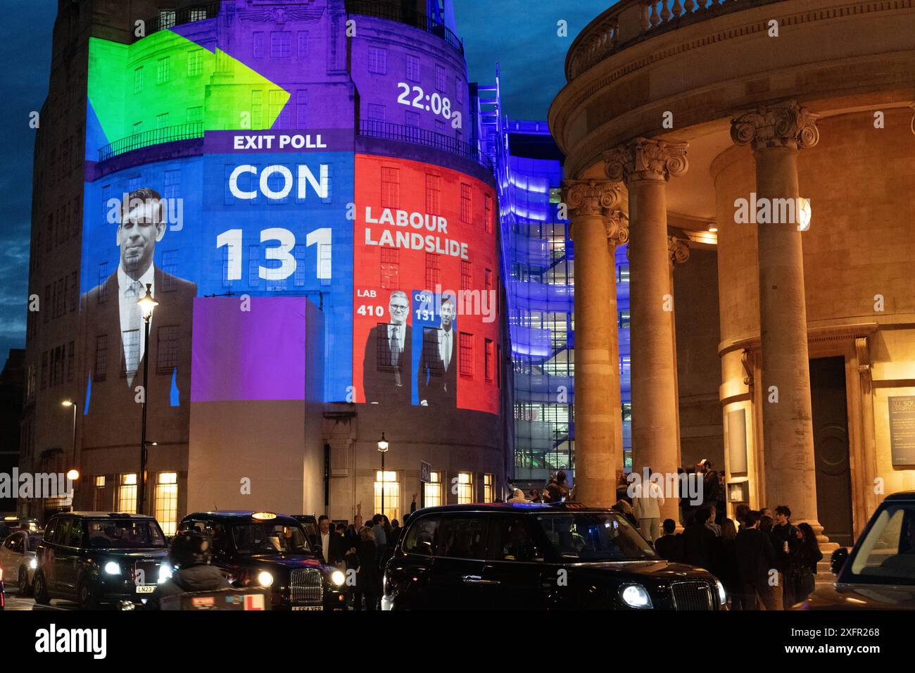 London, Großbritannien. 4. Juli 2024. Abstimmungen, die das Endergebnis der britischen Parlamentswahlen 2024 voraussagen, werden auf das BBC Broadcasting House in Portland Place projiziert, nachdem die Wahl um 22 Uhr beendet wurde. Die Umfrage prognostiziert eine große Mehrheit der Abgeordneten im Unterhaus für die Labour-Partei unter der Leitung von Sir Keir Starmer. Quelle: Ron Fassbender/Alamy Live News Stockfoto