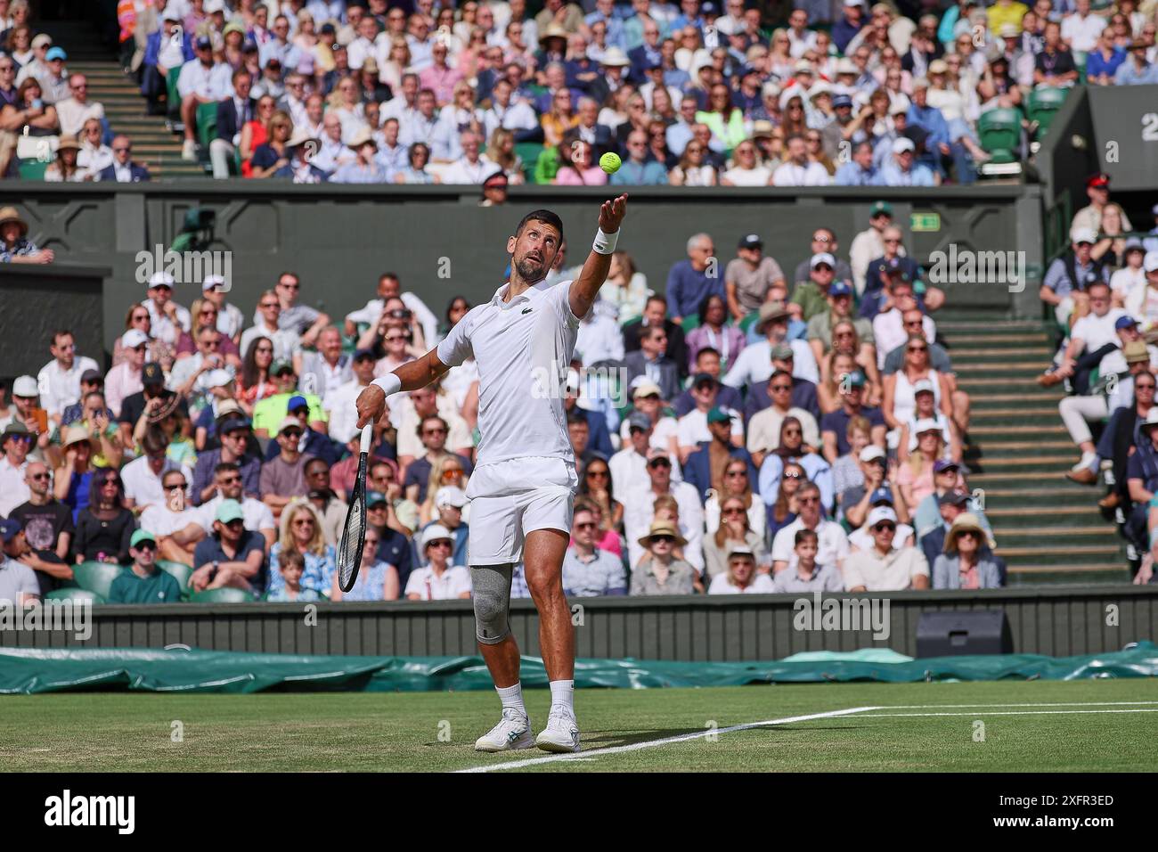 London, London, Großbritannien. Juli 2024. Novak Djokovic (SRB) dient während der Meisterschaft Wimbledon (Credit Image: © Mathias Schulz/ZUMA Press Wire) NUR REDAKTIONELLE VERWENDUNG! Nicht für kommerzielle ZWECKE! Stockfoto