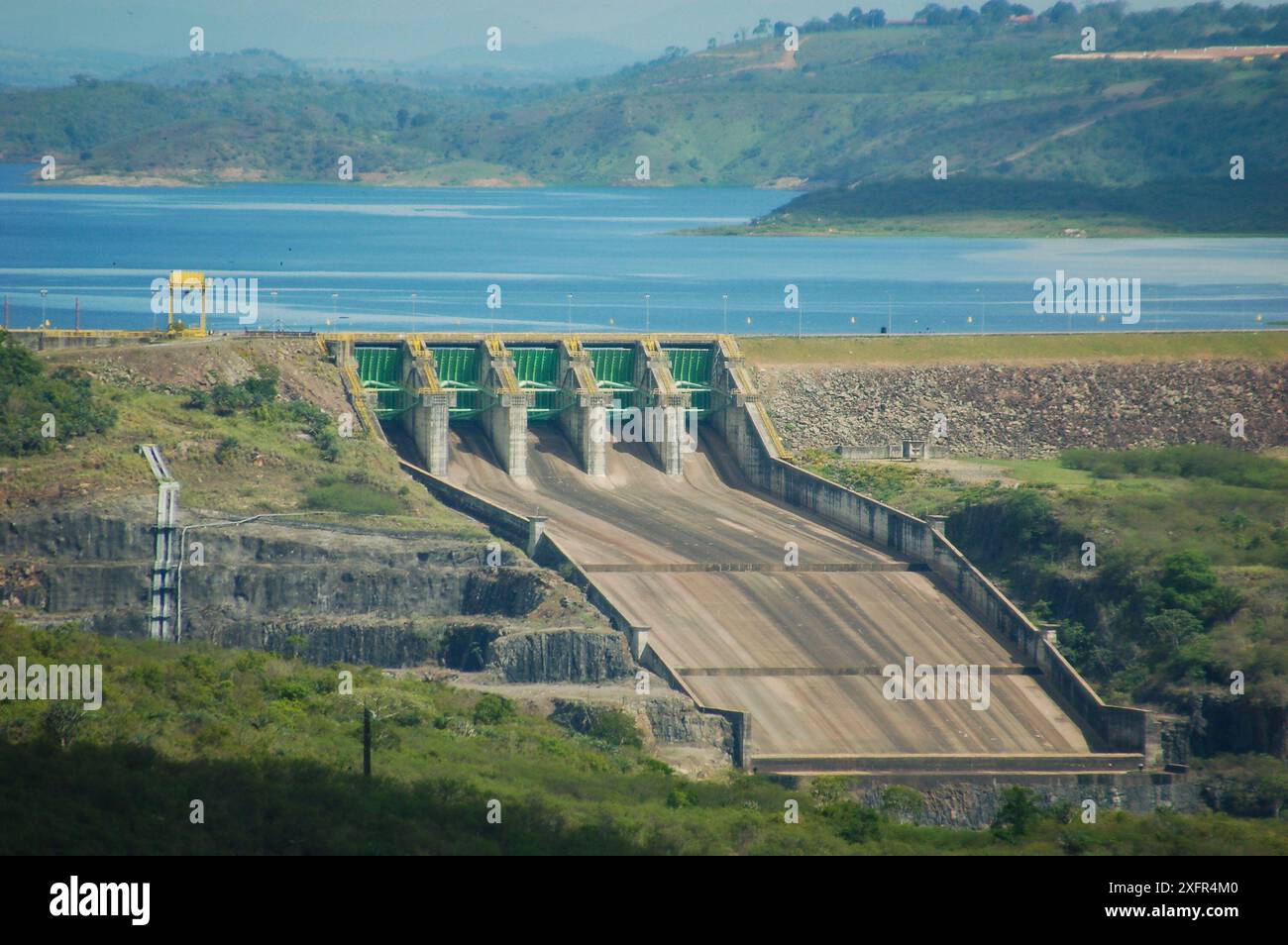 Weiter Blick auf den Staudamm Pedra do Cavalo und das Wasserkraftwerk, den Fluss Paraguassu, Cachoeira und São Félix - Bahia - Brasilien Stockfoto