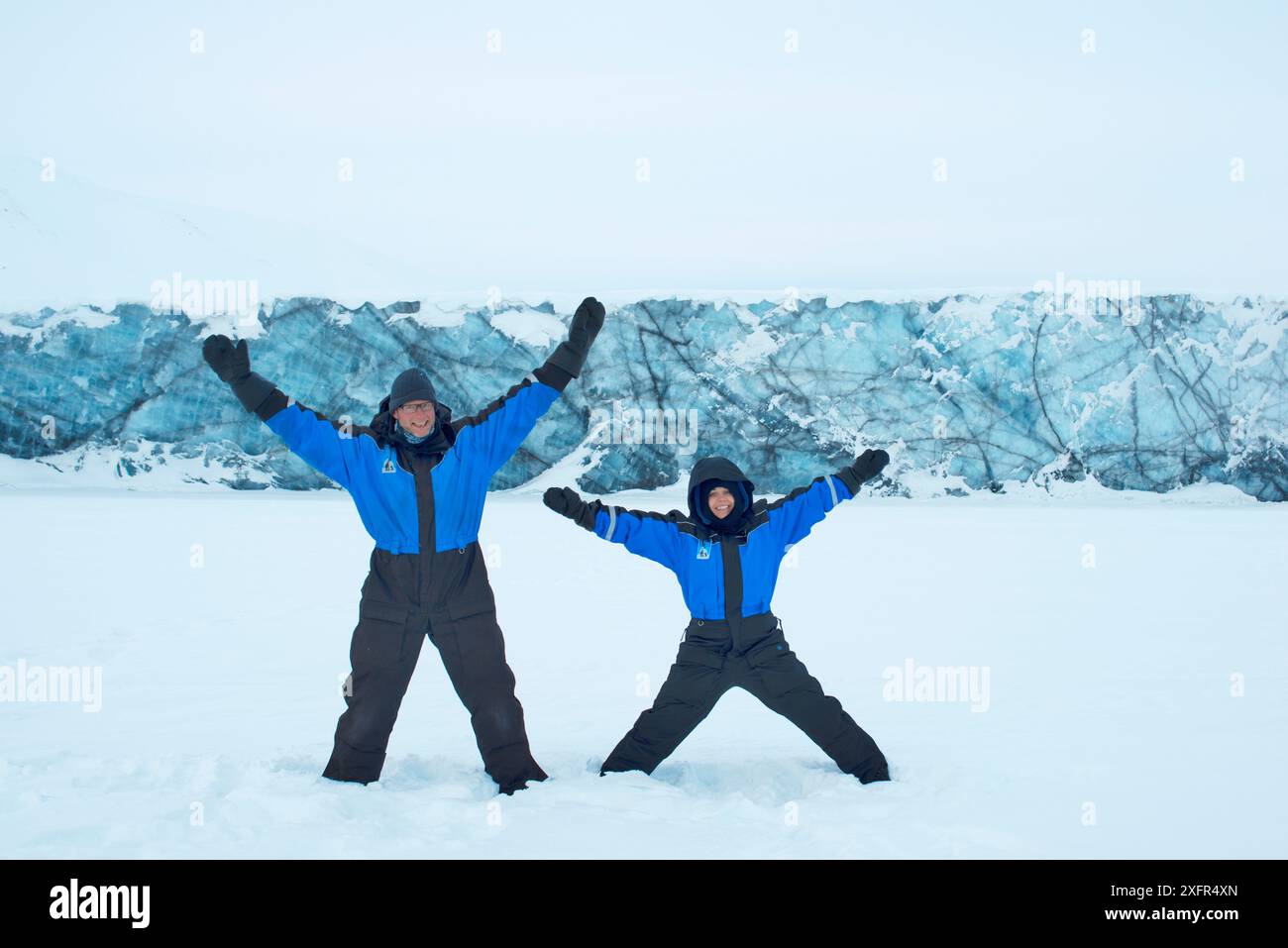 Fotografin Sandra Bartocha mit Werner Bollmann im Schnee. Svalbard, Norwegen, März 2014. Stockfoto