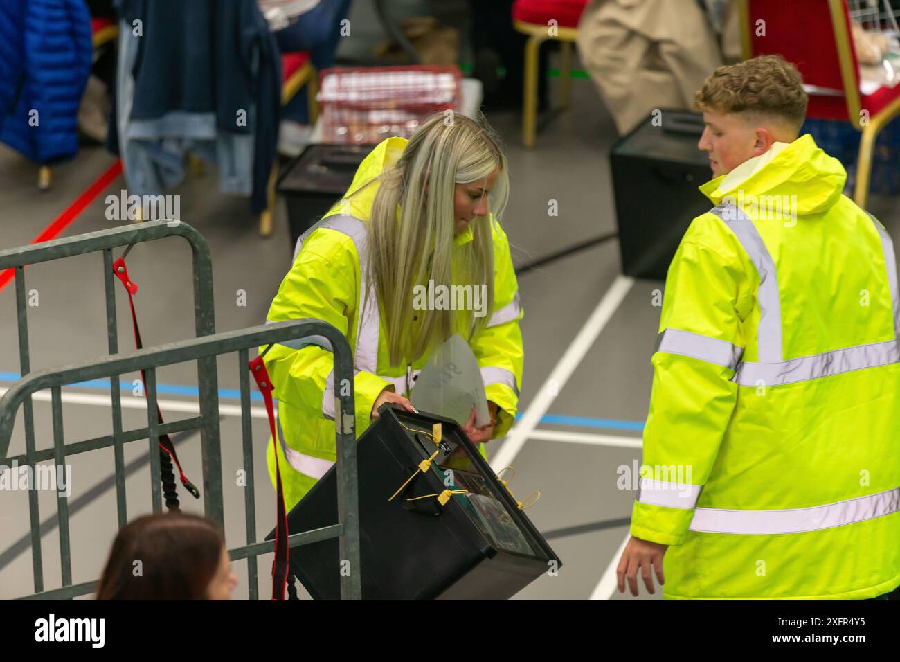 Glenrothes, Schottland. Juli 2024. Wahlen in Großbritannien: Die Zählung beginnt beim Fife Council Count. Die erste Wahlbox ist freigeschaltet und das Auszählen der Stimmzettel beginnt. Quelle: Tim Gray/Alamy Live News Stockfoto