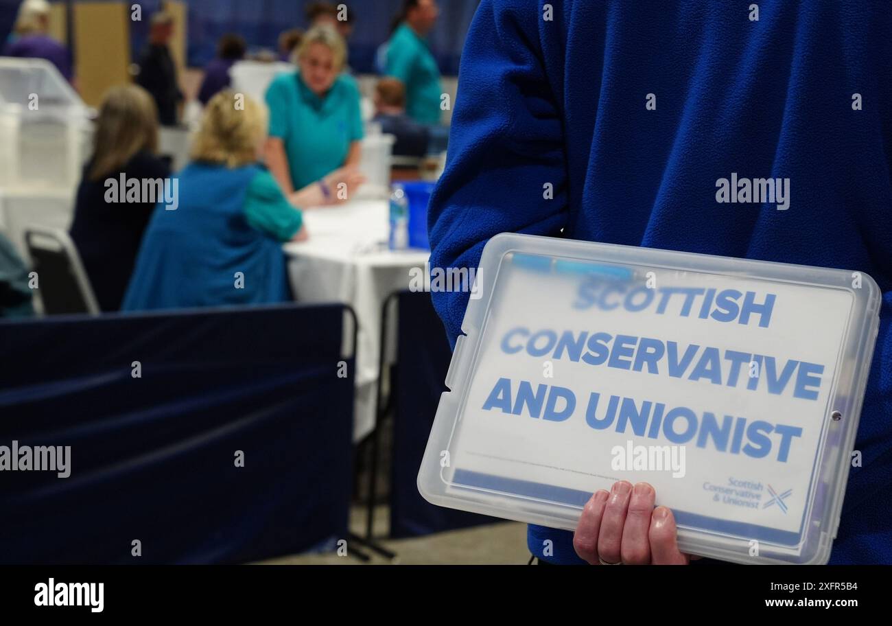 Ein Mitarbeiter der schottischen Konservativen Partei in Ice Hall im Dewars Centre, Perth, während der Wahl für den Wahlkreis Perth und North Perthshire bei den Parlamentswahlen 2024. Bilddatum: Donnerstag, 4. Juli 2024. Stockfoto