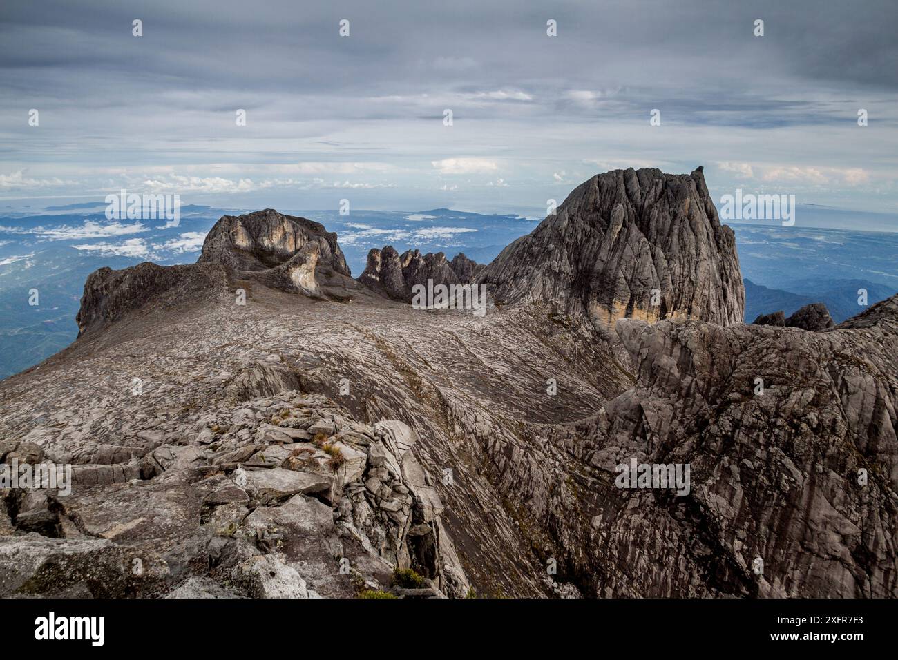 Oyayubi IWU Peak, Alexandra Peak & Dewali Pinnacles, vom Gipfel des Mount Kinabalu (4,095 m), Borneo, Mai 2013. Stockfoto