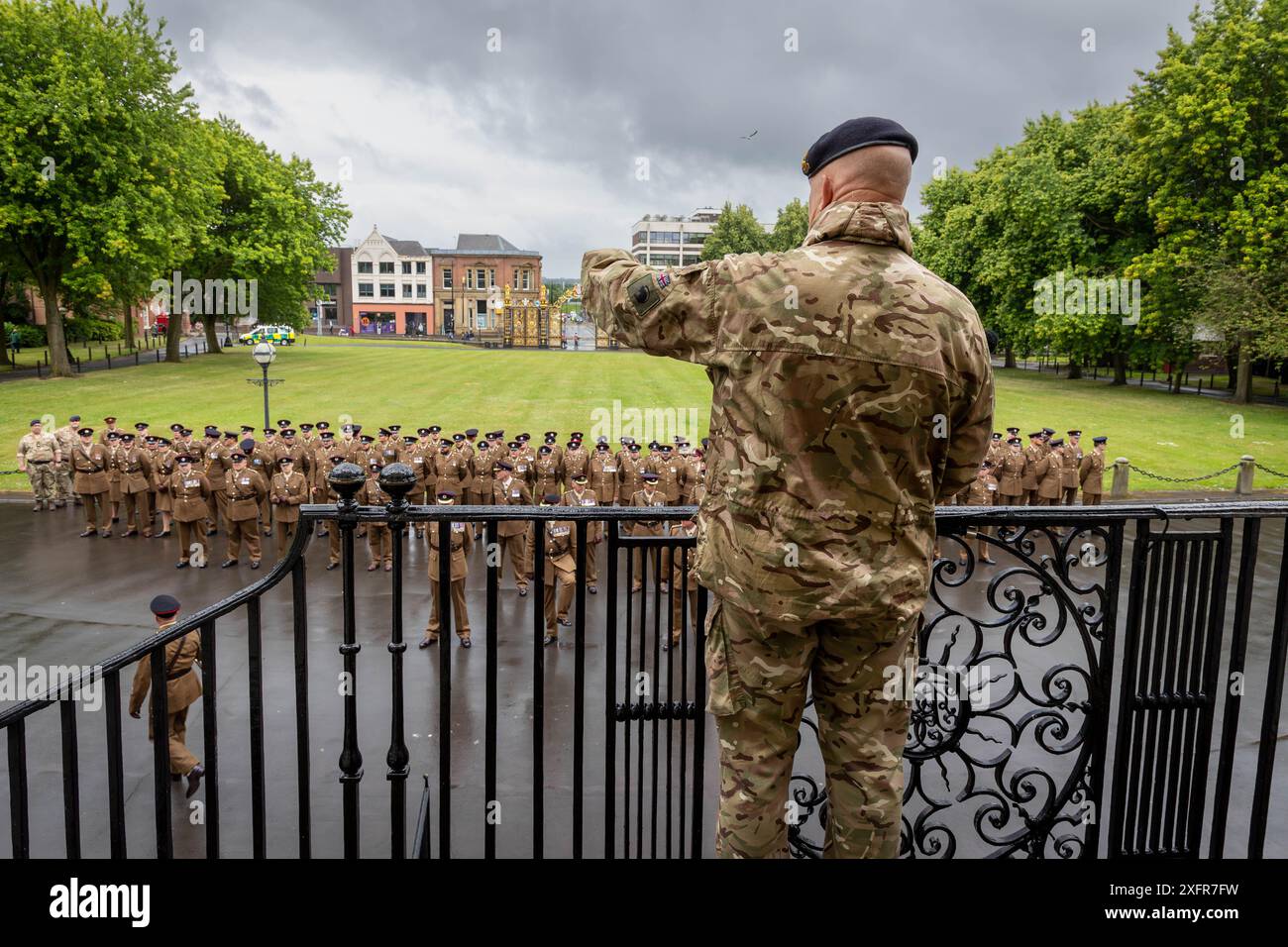 75 das Engineers Regiment übte sein Recht als Freier des Borough aus, indem es am Tag der Streitkräfte 2024 durch das Herz von Warrington marschierte. Stockfoto