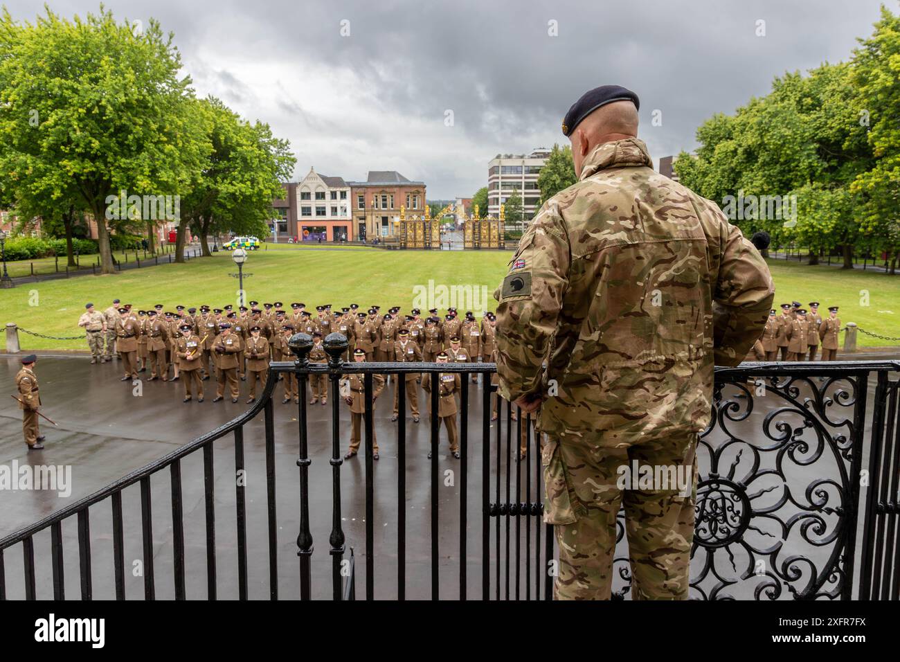 75 das Engineers Regiment übte sein Recht als Freier des Borough aus, indem es am Tag der Streitkräfte 2024 durch das Herz von Warrington marschierte. Stockfoto