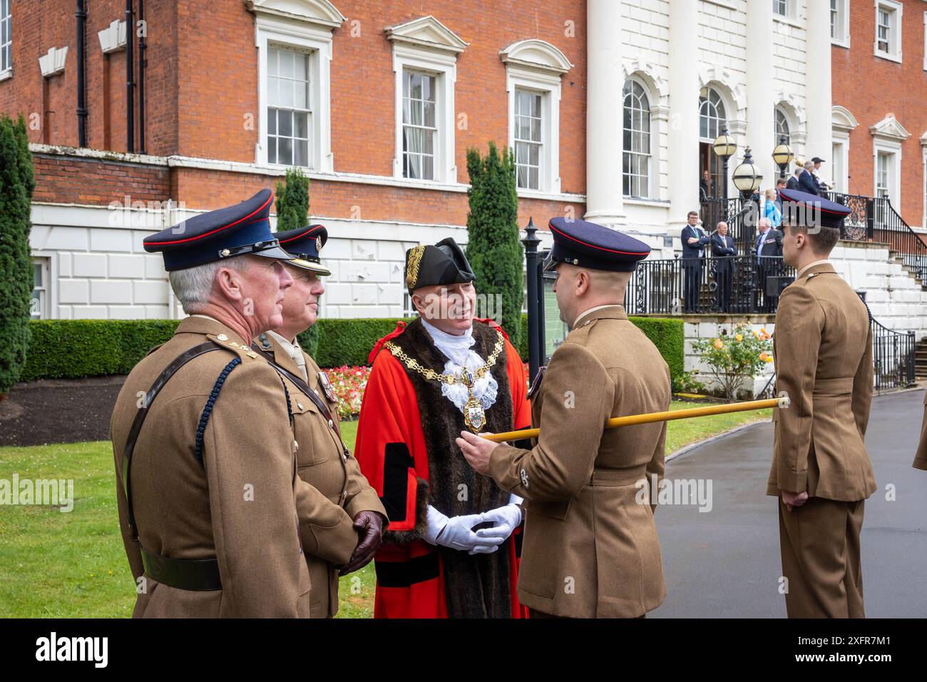 Der Bürgermeister spricht mit einem Offizier mit einem Stab des 75 Engineers Regiment, während er seine Rechte als Freemen of Warrington am Tag der Streitkräfte 2024 ausübt. Stockfoto