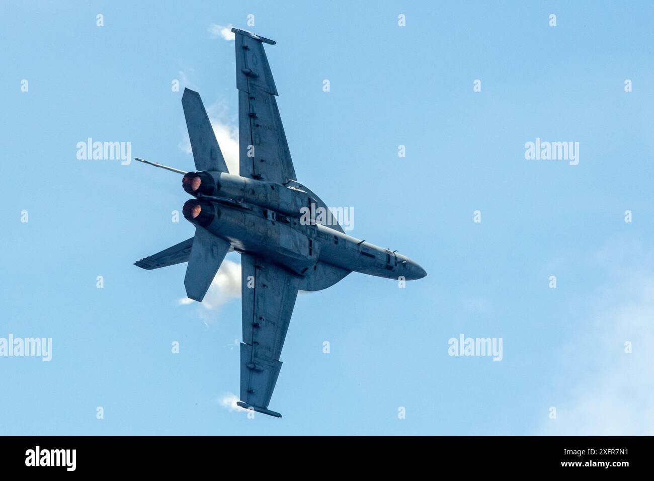 240703-N-ER894-1575 PAZIFISCHER OZEAN (3. Juli 2024) eine F/A-18E Super Hornet, die der Royal Maces of Strike Fighter Squadron (VFA) 27 angehört, fliegt in der Nähe des einzigen vorwärtsgerichteten Flugzeugträgers der US Navy, der USS Ronald Reagan (CVN 76), während der Luftkampfübungen im Pazifik am 3. Juli. Die Royal Maces führen Luftangriffe und Eskortenmissionen durch, sowie Schiffe, Kampfgruppen und Geheimdienste. Ronald Reagan, das Flaggschiff der Carrier Strike Group 5, stellt eine kampfbereite Truppe zur Verfügung, die die Vereinigten Staaten schützt und verteidigt und Verbündete unterstützt Stockfoto 240703-N-ER894-1575 PAZIFISCHER OZEAN (3. Juli 2024) eine F/A-18E Super Hornet, die der Royal Maces of Strike Fighter Squadron (VFA) 27 angehört, fliegt in der Nähe des einzigen vorwärtsgerichteten Flugzeugträgers der US Navy, der USS Ronald Reagan (CVN 76), während der Luftkampfübungen im Pazifik am 3. Juli. Die Royal Maces führen Luftangriffe und Eskortenmissionen durch, sowie Schiffe, Kampfgruppen und Geheimdienste. Ronald Reagan, das Flaggschiff der Carrier Strike Group 5, stellt eine kampfbereite Truppe zur Verfügung, die die Vereinigten Staaten schützt und verteidigt und Verbündete unterstützt Stockfoto