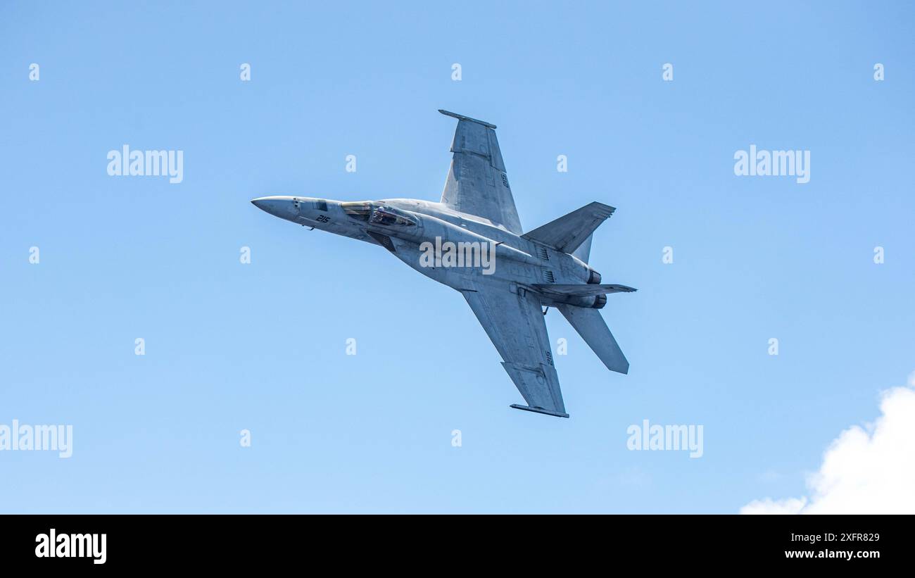 240703-N-OE145-1448 PAZIFISCHER OZEAN (3. Juli 2024) eine F/A-18E Super Hornet, die der Royal Maces of Strike Fighter Squadron (VFA) 27 angehört, fliegt in der Nähe des einzigen vorwärtsgerichteten Flugzeugträgers der US Navy, der USS Ronald Reagan (CVN 76), während der Luftkampfübungen im Pazifik am 3. Juli. Die Royal Maces führen Luftangriffe und Eskortenmissionen durch, sowie Schiffe, Kampfgruppen und Geheimdienste. Ronald Reagan, das Flaggschiff der Carrier Strike Group 5, stellt eine kampfbereite Truppe zur Verfügung, die die Vereinigten Staaten schützt und verteidigt und Verbündete unterstützt Stockfoto 240703-N-OE145-1448 PAZIFISCHER OZEAN (3. Juli 2024) eine F/A-18E Super Hornet, die der Royal Maces of Strike Fighter Squadron (VFA) 27 angehört, fliegt in der Nähe des einzigen vorwärtsgerichteten Flugzeugträgers der US Navy, der USS Ronald Reagan (CVN 76), während der Luftkampfübungen im Pazifik am 3. Juli. Die Royal Maces führen Luftangriffe und Eskortenmissionen durch, sowie Schiffe, Kampfgruppen und Geheimdienste. Ronald Reagan, das Flaggschiff der Carrier Strike Group 5, stellt eine kampfbereite Truppe zur Verfügung, die die Vereinigten Staaten schützt und verteidigt und Verbündete unterstützt Stockfoto