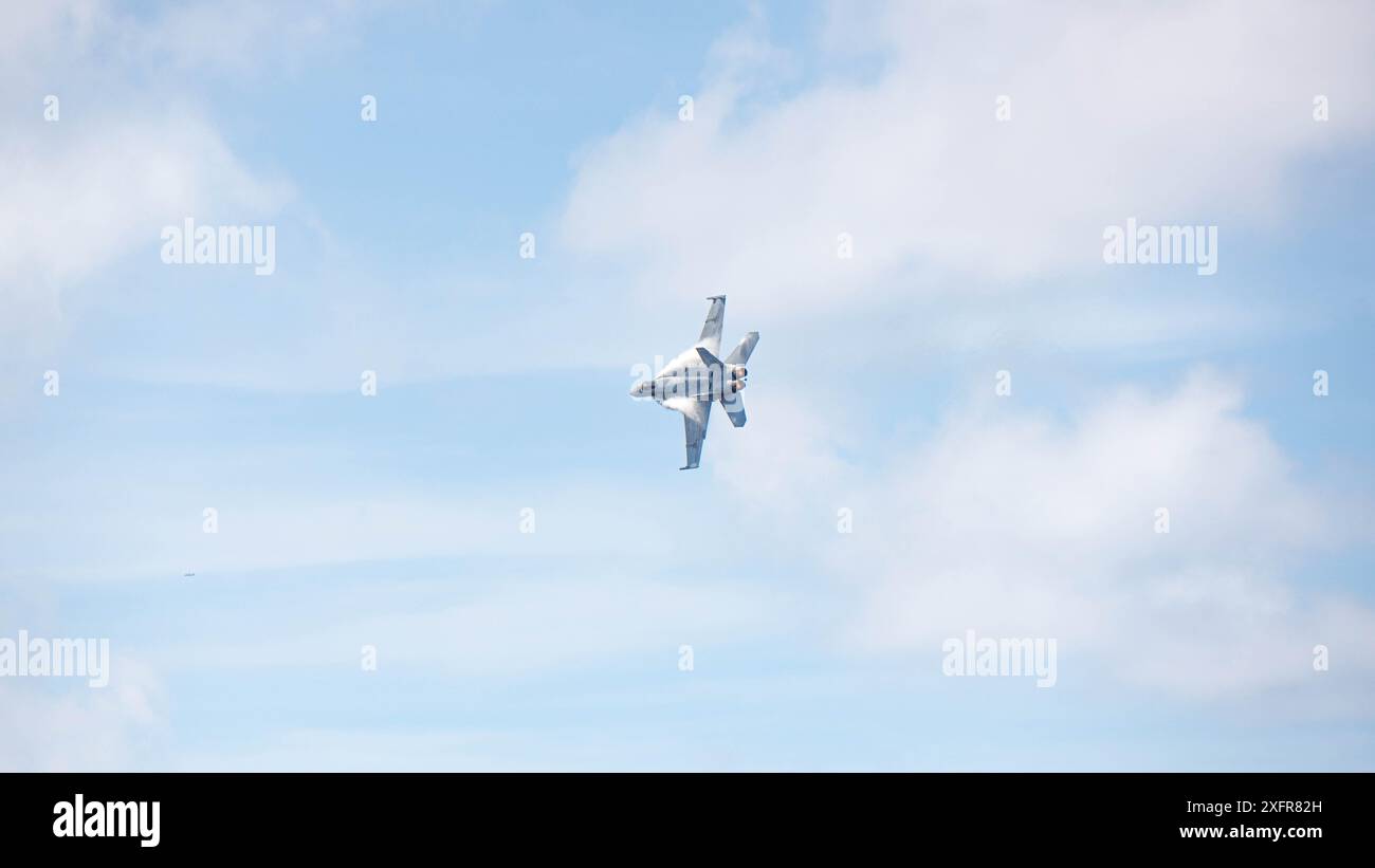 240703-N-OE145-1428 PAZIFISCHER OZEAN (3. Juli 2024) eine F/A-18E Super Hornet, die der Royal Maces of Strike Fighter Squadron (VFA) 27 angehört, fliegt in der Nähe des einzigen vorwärtsgerichteten Flugzeugträgers der US Navy, der USS Ronald Reagan (CVN 76), während der Luftkampfübungen im Pazifik am 3. Juli. Die Royal Maces führen Luftangriffe und Eskortenmissionen durch, sowie Schiffe, Kampfgruppen und Geheimdienste. Ronald Reagan, das Flaggschiff der Carrier Strike Group 5, stellt eine kampfbereite Truppe zur Verfügung, die die Vereinigten Staaten schützt und verteidigt und Verbündete unterstützt Stockfoto 240703-N-OE145-1428 PAZIFISCHER OZEAN (3. Juli 2024) eine F/A-18E Super Hornet, die der Royal Maces of Strike Fighter Squadron (VFA) 27 angehört, fliegt in der Nähe des einzigen vorwärtsgerichteten Flugzeugträgers der US Navy, der USS Ronald Reagan (CVN 76), während der Luftkampfübungen im Pazifik am 3. Juli. Die Royal Maces führen Luftangriffe und Eskortenmissionen durch, sowie Schiffe, Kampfgruppen und Geheimdienste. Ronald Reagan, das Flaggschiff der Carrier Strike Group 5, stellt eine kampfbereite Truppe zur Verfügung, die die Vereinigten Staaten schützt und verteidigt und Verbündete unterstützt Stockfoto