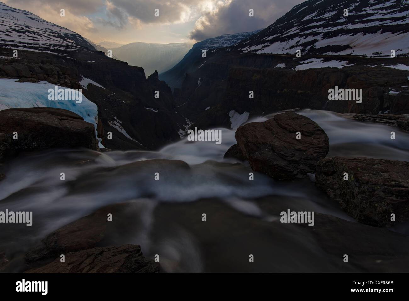 Lange Exposition des Wassers, das über dem Wasserfall und der Landschaft des Staatlichen Naturreservats Putoransky fließt, Putorana Plateau, Sibirien, Russland Stockfoto