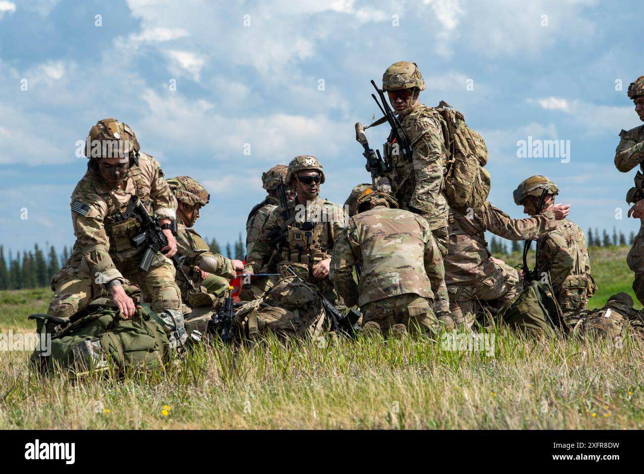 US-Soldaten der 11. Airborne Division organisieren sich am 5. Juni 2024 in Fort Greely, Alaska, in ihre Kompanie. Diese Übung war Teil der Red Flag-Alaska 24-2, die den Joint Pacific Alaska Range Complex nutzt, um eine realistische Trainingsumgebung zu bieten, die es Airmen ermöglicht, für das gesamte Spektrum von Einzel- bis hin zu komplexen, groß angelegten gemeinsamen Engagements zu trainieren. Stockfoto