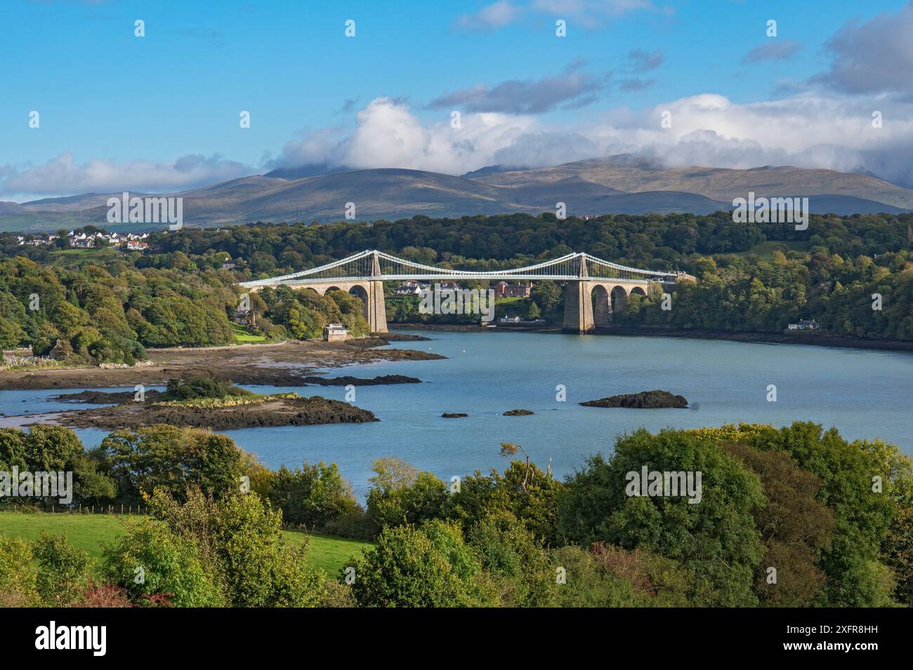 Menai Suspension Bridge entworfen von Thomas Telford, Blick von Anglesey über die Menai Strait, North Wales, UK, Oktober 2017. Stockfoto