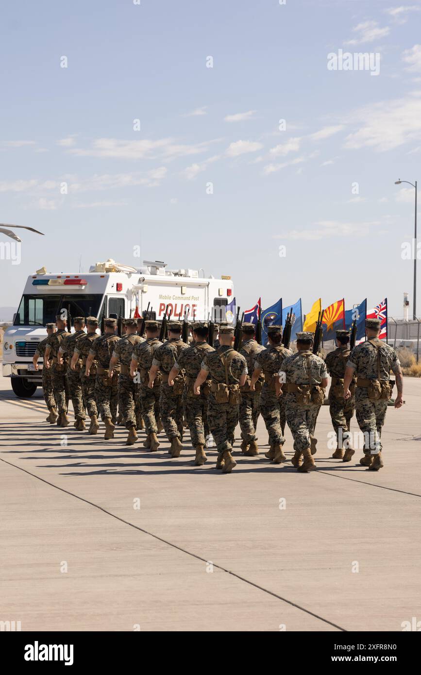 US-Marines mit Hauptquartier und Hauptquartier-Squadron (H&HS) marschieren in Formation während der Zeremonie des H&HS-Kommandowechsels auf der Marine Corps Air Station Yuma, Arizona, 3. Juli 2024. Die Zeremonien des Kommandowechsels sind eine Tradition, die die Übertragung von Autorität und Verantwortung von einem Kommandanten auf einen anderen symbolisiert. (Foto von Lance CPL. Elizabeth Gallagher) Stockfoto