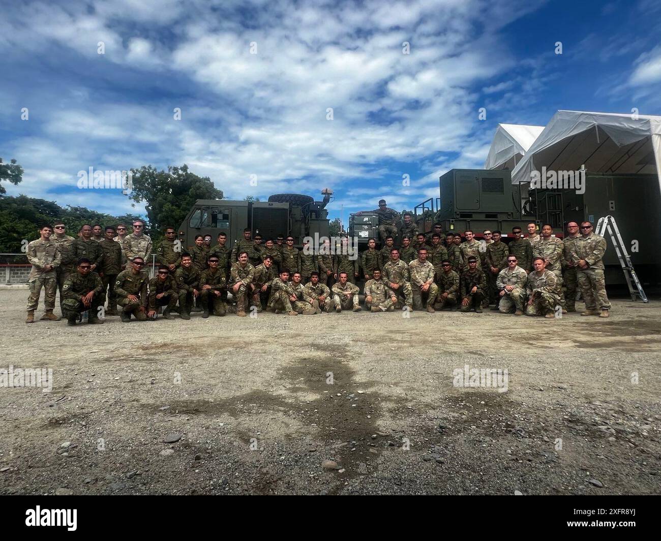 Soldaten der 1. Landgestützten Raketensystembatterie, des philippinischen Artillerieregiments und der Charlie Battery, des 5. Bataillons, der 3. Feldartillerie (Long Range Fire Battalion), der 1. Multi-Domain Task Force, nehmen an einem bilateralen Mid-Range Capability Subject Matter Expert Exchange (SMEE) im Rahmen der Übung Salaknib 24,2 auf Laoag, Philippinen, Teil. Juni 2024. KMU sind eine Schlüsselkomponente der militärischen Zusammenarbeit zwischen den USA und den Philippinen, die auf die Modernisierung beider Militärs und die Verbesserung der Interoperabilität abzielt, um die Einheit und den Zusammenhalt der Allianz aufrechtzuerhalten. (Foto der US-Armee von Sgt. First Class Rudy Gonzalez) Stockfoto