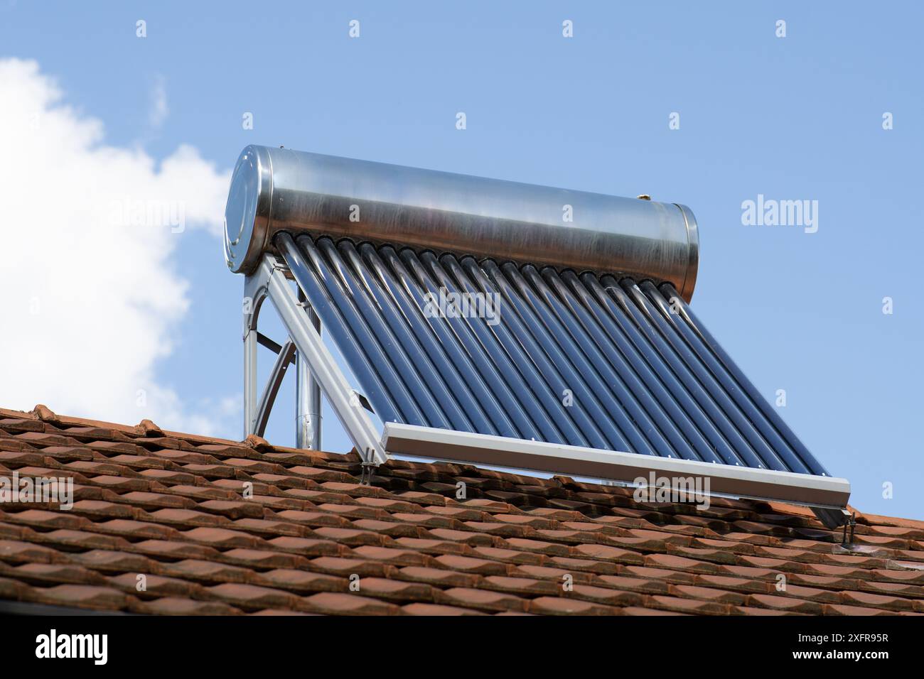 Solaranlage auf dem Dach, Solaranlage, blauer Himmel im Hintergrund Stockfoto