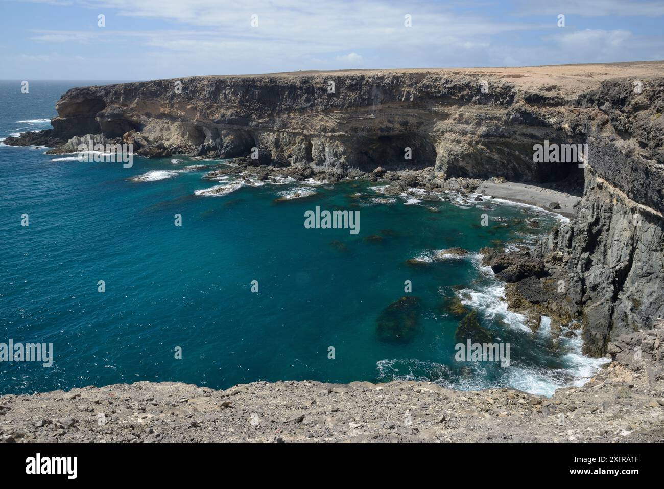 Überblick über die Black Cove / Caleta Negra umgeben von stark erodierten Vulkanklippen, Naturdenkmal von Ajuy (Peurto de la Pena), Fuerteventura Westküste, Kanarische Inseln, Mai. Stockfoto