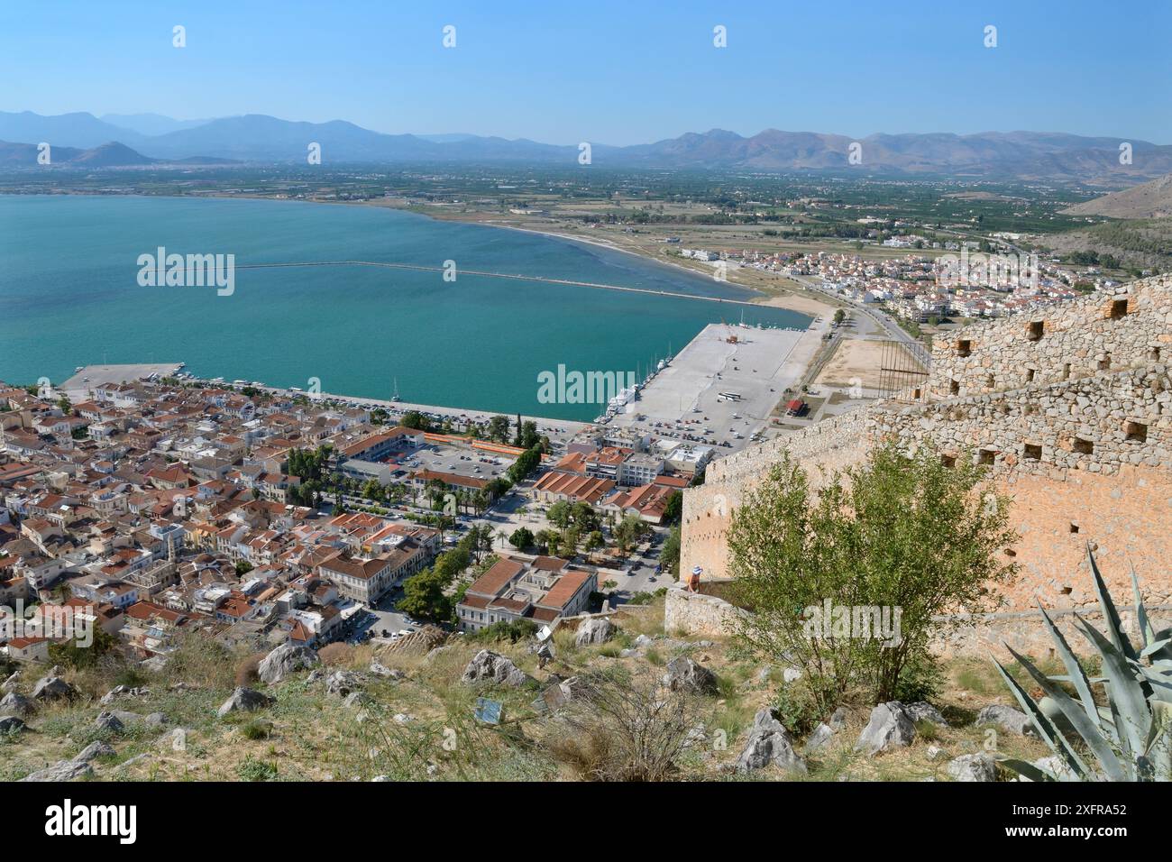 Überblick über die Stadt Nafplio, den Hafen und die Bucht von Nafplio, von Schloss Palamidi, Argolis, Peloponnes, Griechenland, August 2017. Stockfoto