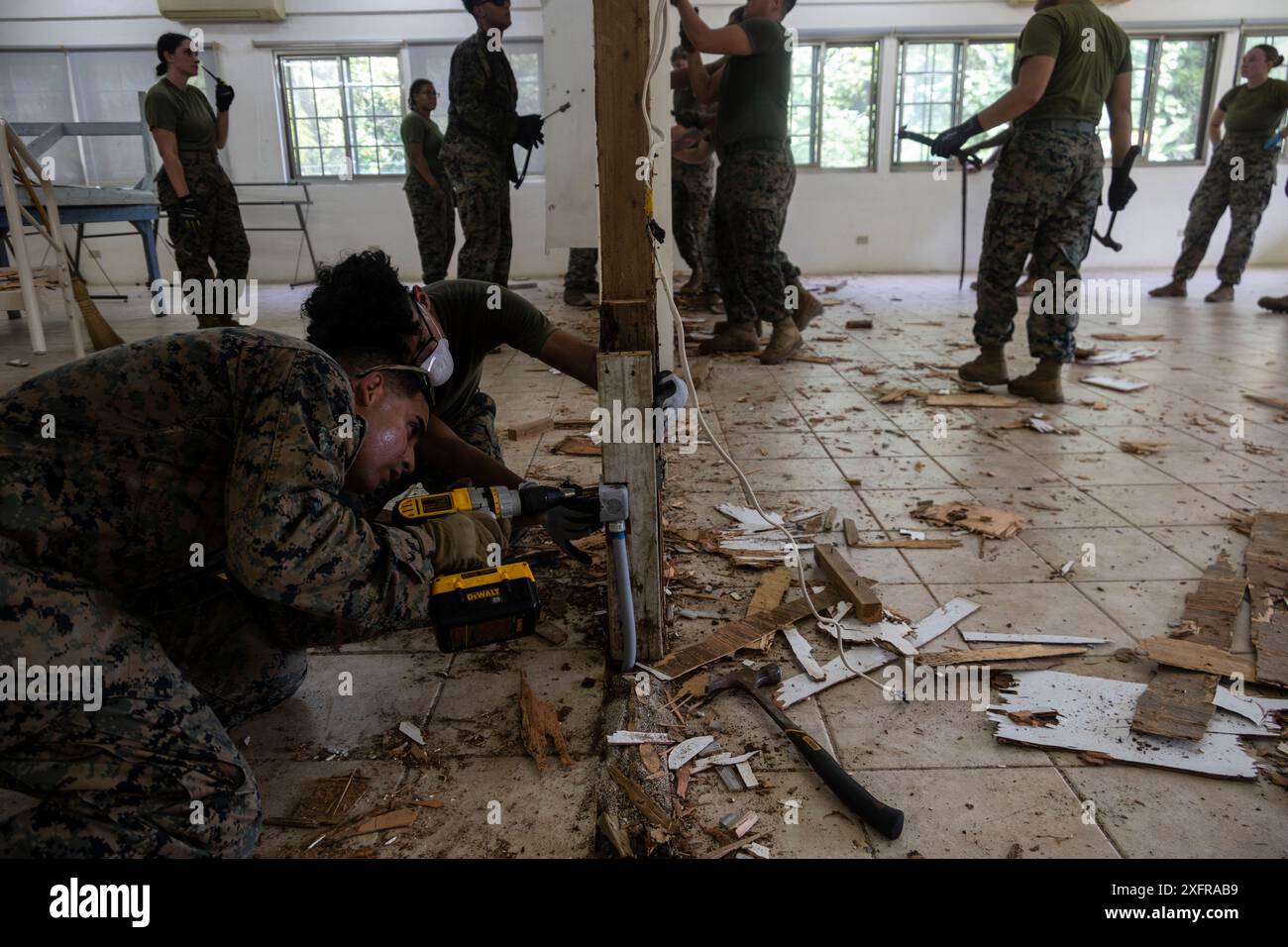 US-Marines mit Combat Logistics Bataillon 13, Combat Logistics Regiment 17, 1st Marine Logistics Group, führen die Dekonstruktionsphase des Peleliu Civic Center Restaurierungsprojekts auf Peleliu, Republik Palau, 1. Juli 2024 aus, um dem 80. Jahrestag der Schlacht von Peleliu zu gedenken. Während des Einsatzes von Koa Moana im Indopazifik arbeiten US-Marines und Seeleute der I Marine Expeditionary Force an der Stärkung von Allianzen und Partnerschaften mit der Entwicklung interoperabler Fähigkeiten, kombinierter Operationen, Zusammenarbeit im Bereich der Theatersicherheit und Kapazitätsaufbau Stockfoto