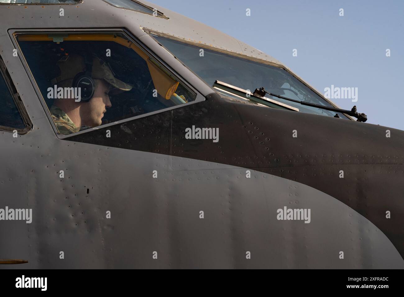 Ein KC-135 Stratotanker-Pilot der Fairchild Air Force BaseÕs 92nd Expeditionary Air Betanking Squadron führt Preflight-Überprüfungen innerhalb des Zuständigkeitsbereichs des US Central Command durch, 23. Juni 2024. Servicemitarbeiter im Zuständigkeitsbereich des CENTCOM wenden moderne Taktiken und hohe Standards für Operationen an, um die Verteidigung von US-Mitteln und Verbündeten aufrechtzuerhalten, humanitäre Hilfe zu leisten und terroristische Bedrohungen für die lokale Bevölkerung abzuschrecken. (Foto der US Air Force) Stockfoto