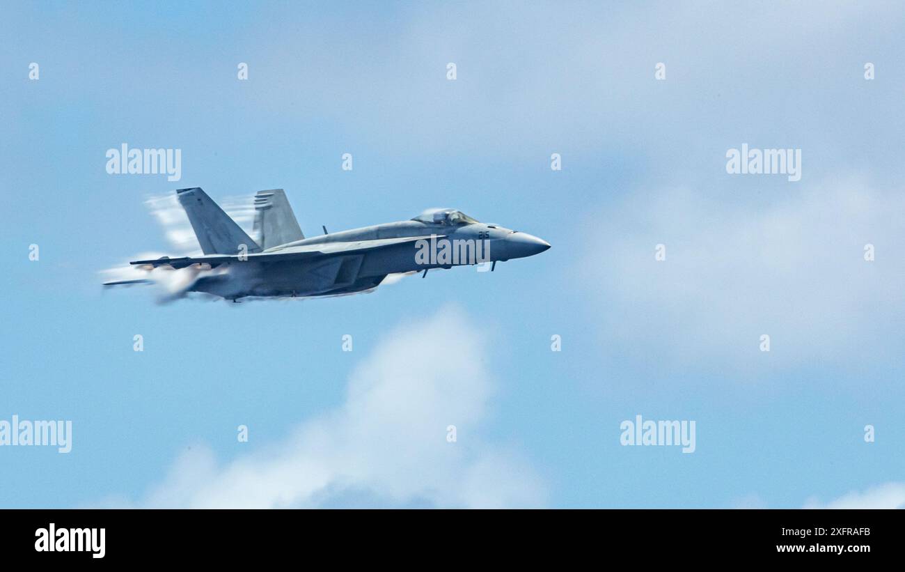 240703-N-ER894-1855 PAZIFISCHER OZEAN (3. Juli 2024) eine F/A-18E Super Hornet, die der Royal Maces of Strike Fighter Squadron (VFA) 27 angehört, fliegt in der Nähe des einzigen vorwärtsgerichteten Flugzeugträgers der US Navy, der USS Ronald Reagan (CVN 76), während der Luftkampfübungen im Pazifik am 3. Juli. Die Royal Maces führen Luftangriffe und Eskortenmissionen durch, sowie Schiffe, Kampfgruppen und Geheimdienste. Ronald Reagan, das Flaggschiff der Carrier Strike Group 5, stellt eine kampfbereite Truppe zur Verfügung, die die Vereinigten Staaten schützt und verteidigt und Verbündete unterstützt Stockfoto 240703-N-ER894-1855 PAZIFISCHER OZEAN (3. Juli 2024) eine F/A-18E Super Hornet, die der Royal Maces of Strike Fighter Squadron (VFA) 27 angehört, fliegt in der Nähe des einzigen vorwärtsgerichteten Flugzeugträgers der US Navy, der USS Ronald Reagan (CVN 76), während der Luftkampfübungen im Pazifik am 3. Juli. Die Royal Maces führen Luftangriffe und Eskortenmissionen durch, sowie Schiffe, Kampfgruppen und Geheimdienste. Ronald Reagan, das Flaggschiff der Carrier Strike Group 5, stellt eine kampfbereite Truppe zur Verfügung, die die Vereinigten Staaten schützt und verteidigt und Verbündete unterstützt Stockfoto