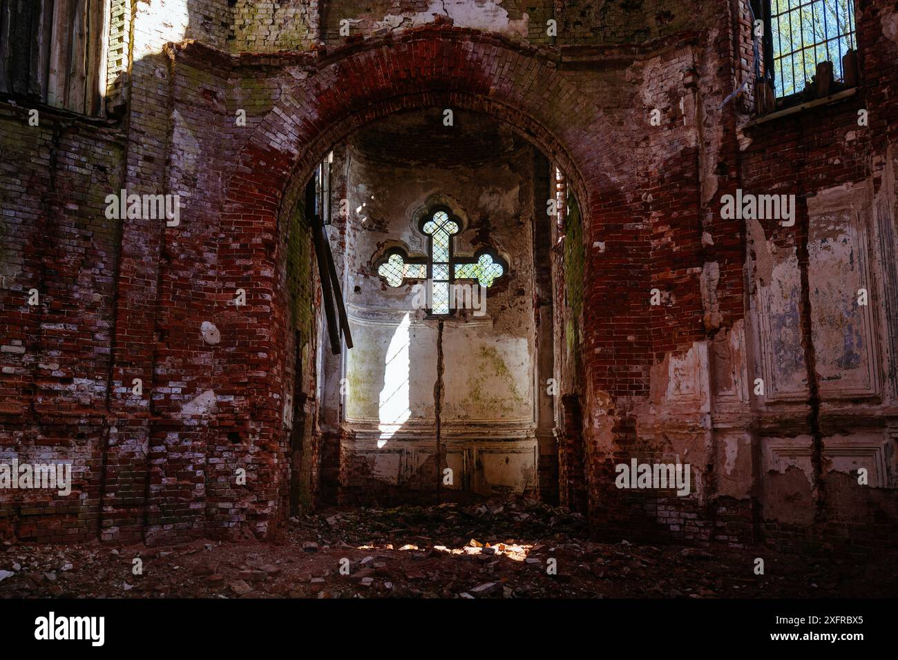 Alte ruinierte verlassene Kirche des Iveron Ikone der Gottesmutter in Lykoshino. Stockfoto