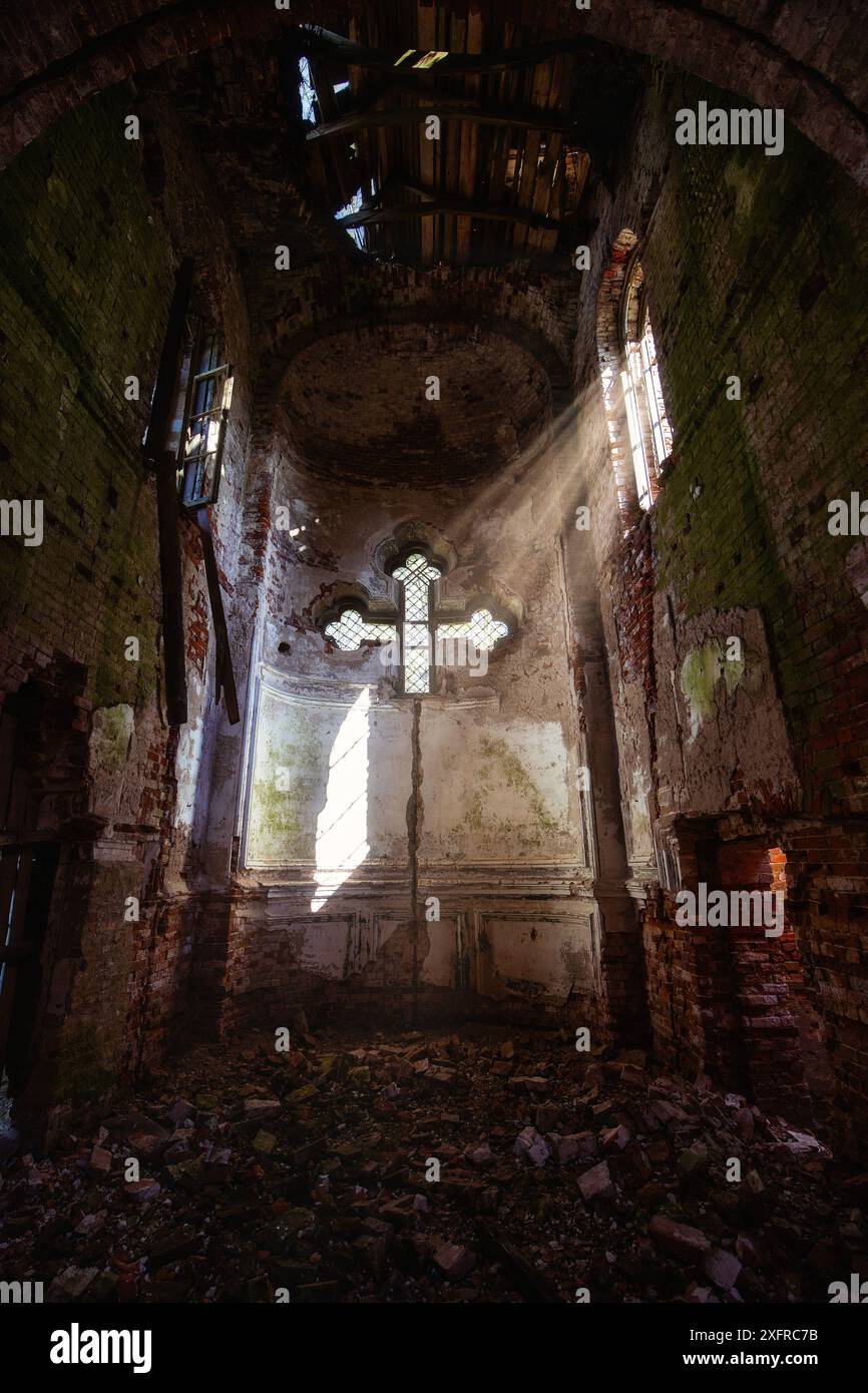 Alte ruinierte verlassene Kirche des Iveron Ikone der Gottesmutter in Lykoshino. Stockfoto