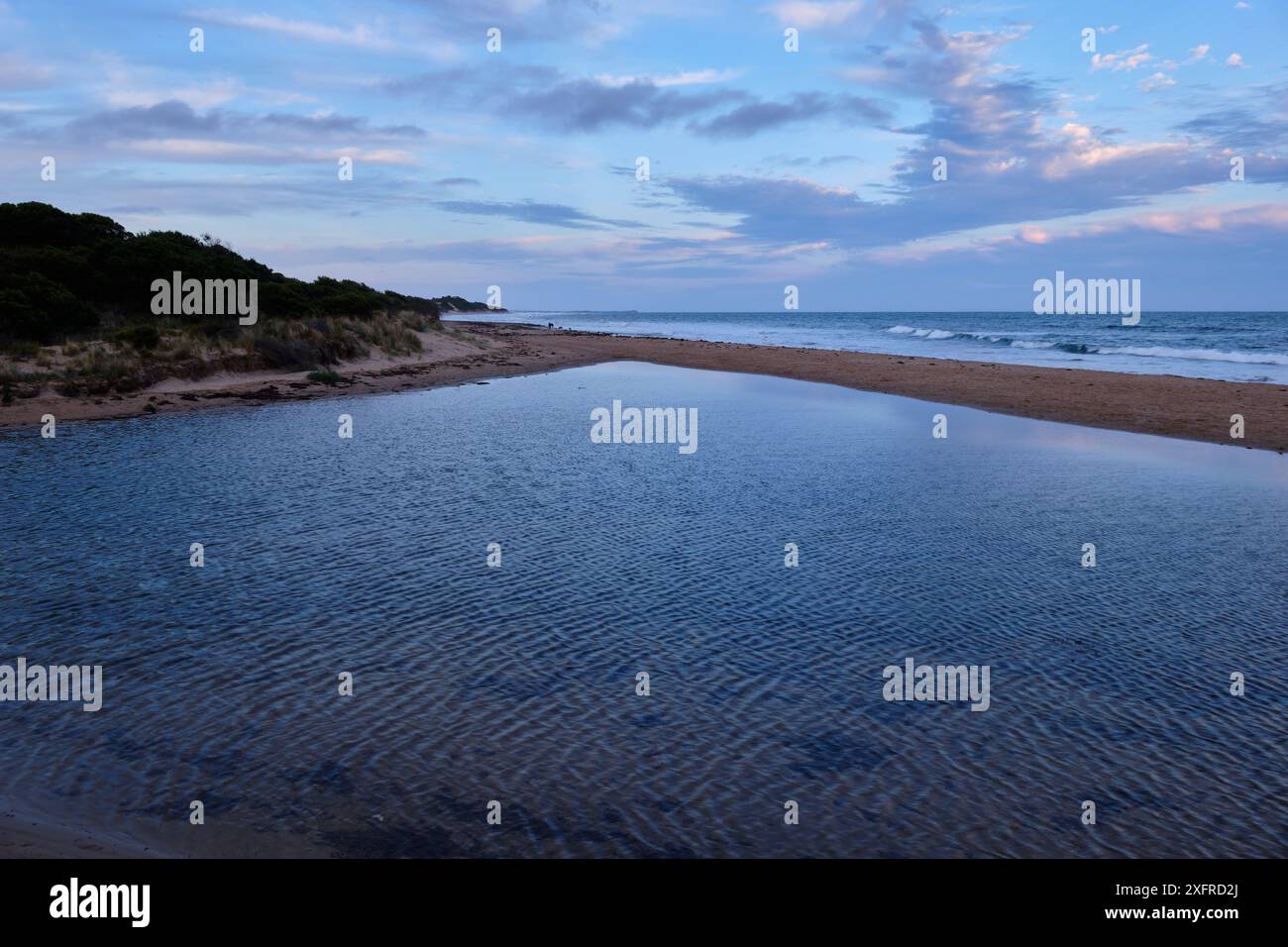 Gezeitenfluss nur wenige Meter vom Meer entfernt am Whites Beach - Torquay, Victoria, Australien Stockfoto