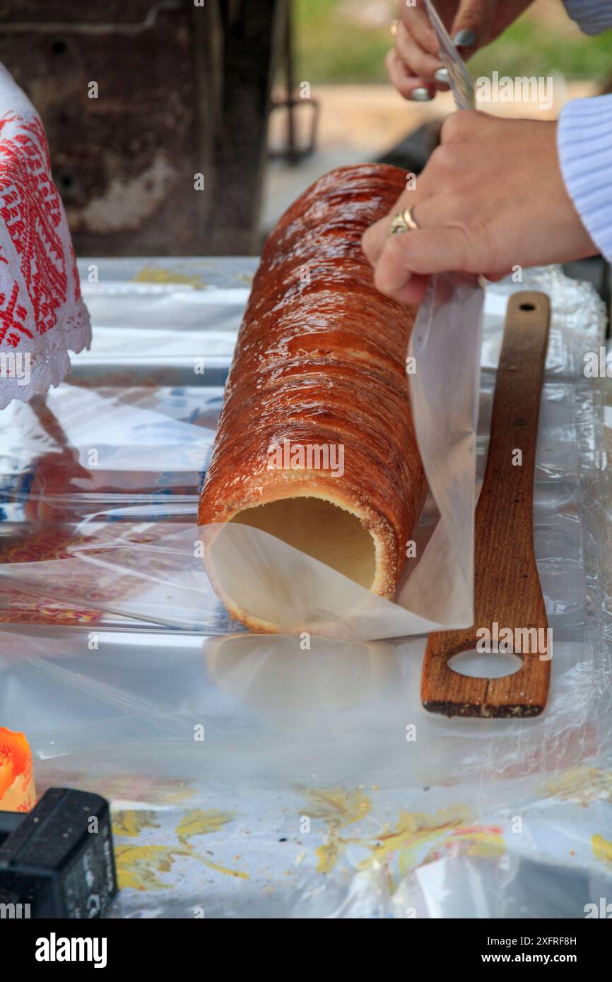 Europa, Rumänien. Bicazului Gorges und Red Lake Region. Rumänien, traditionelle Donuts, Kaminkuchen, Kurtoskalacs. Geröstet auf einem Stock. Stockfoto