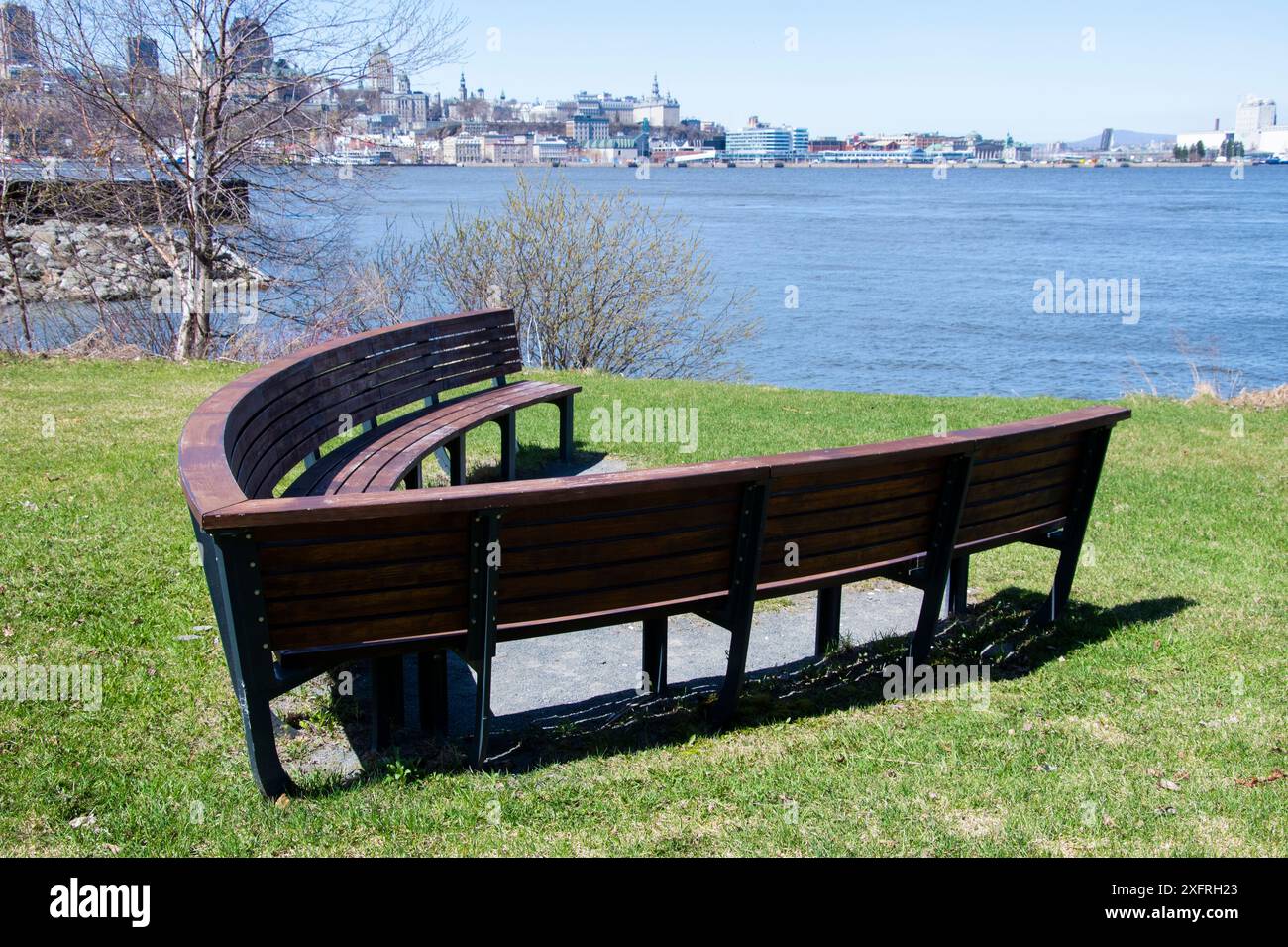 Bank in Form eines Bootsbogens im Quai Paquet Park in Levis, Quebec, Kanada Stockfoto