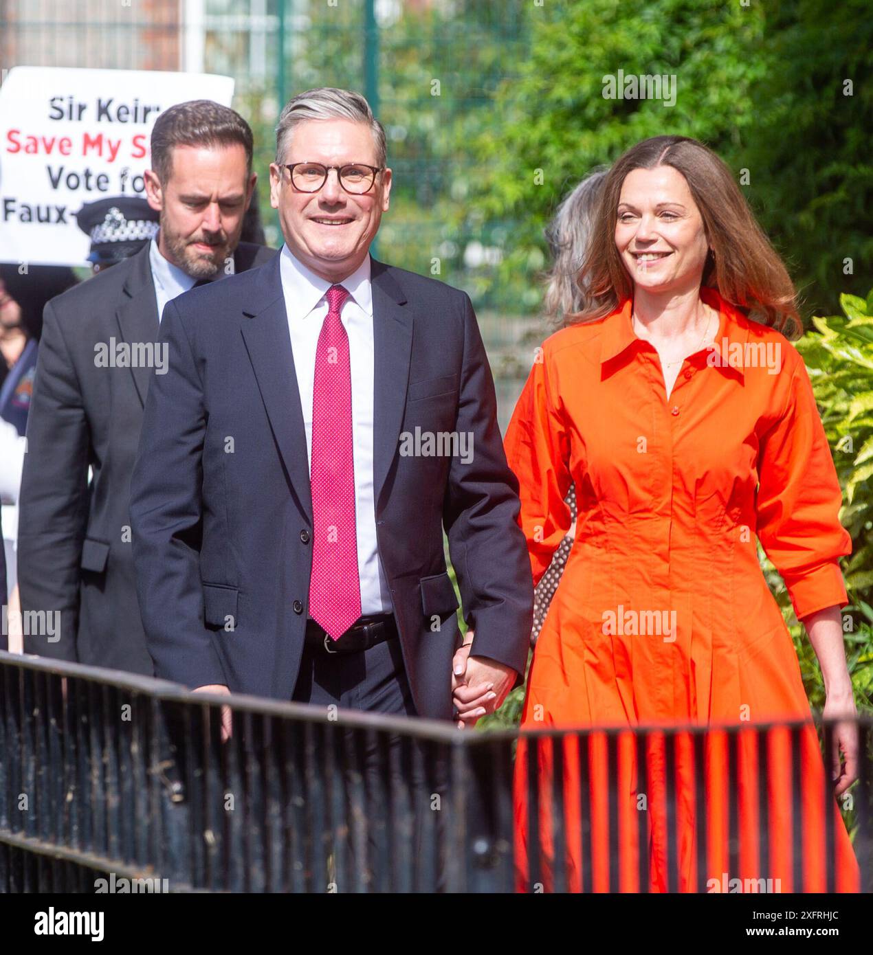 London, England, Großbritannien. Juli 2024. Der Labour-Führer KEIR STARMER trifft mit seiner Frau VICTORIA in Kentish Town ein, um seine Stimme bei den Parlamentswahlen in Großbritannien abzugeben. Keir Starmer von Labour scheint der nächste britische Premierminister zu werden, nachdem eine Austrittsumfrage einen Erdrutschsieg für seine Partei prognostiziert hatte. (Kreditbild: © Tayfun Salci/ZUMA Press Wire) NUR REDAKTIONELLE VERWENDUNG! Nicht für kommerzielle ZWECKE! Quelle: ZUMA Press, Inc./Alamy Live News Stockfoto