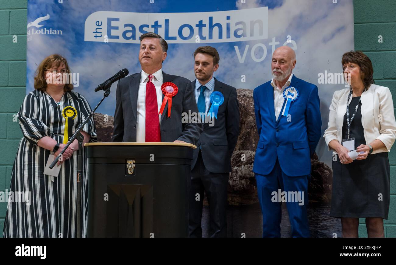 East Lothian, Schottland, Vereinigtes Königreich, 5. Juli 2024. Anzahl der Parlamentswahlen: Die Auswahl des neuen Parlamentsabgeordneten für den Wahlkreis Lothian East erfolgt. Douglas Alexander, ehemaliger Kabinettsminister unter Blair und Brown, wird nach einer 10-jährigen Abwesenheit aus der britischen Politik weithin zum Erfolg verurteilt. Die anderen Kandidaten sind Lyn Jardine (SNP, Scott Hamilton (Con), Robert Davies (Reform UK), George Yerevan (Alba) und Shona Macintosh (Green). Im Bild: Douglas Alexander gewinnt Lothian East mit einer Mehrheit von mehr als 000. Quelle: Sally Anderson/Alamy Live News Stockfoto