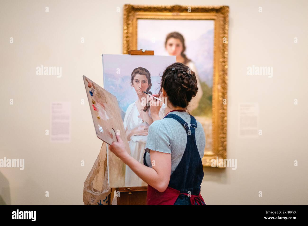 Ein Kunststudent kopiert ein Porträt aus dem 19. Jahrhundert im Cincinnati Art Museum, Ohio, USA Stockfoto