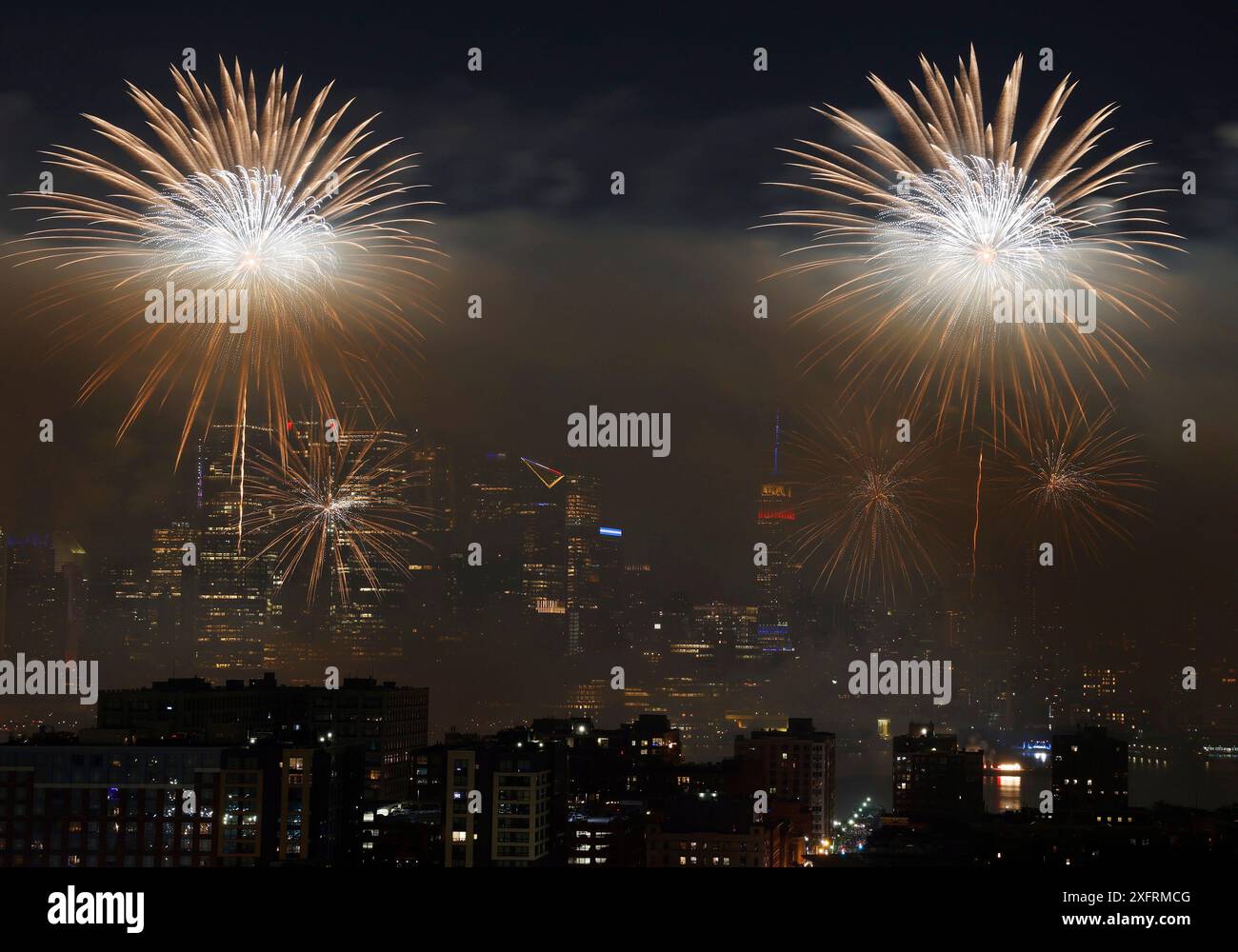 Stadt, Usa. Juli 2024. Feuerwerk explodiert über dem Empire State Building und der Skyline von Manhattan für das jährlich stattfindende Macy's 4th of July Fireworks Spectacular for Independence Day am Donnerstag, den 4. Juli 2024 aus Union City, New Jersey. Foto: John Angelillo/UPI Credit: UPI/Alamy Live News Stockfoto