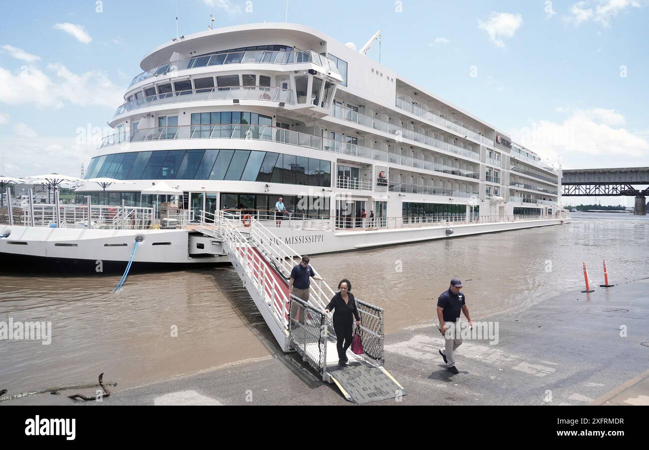 St. Louis, Usa. Juli 2024. Mitarbeiter des Viking Mississippi River Boots steigen am Donnerstag, den 4. Juli 2024, am Flussufer in St. Louis aus. Das Schiff musste seine Kreuzfahrt aufgrund der hohen Gewässer auf dem Mississippi einstellen. Foto: Bill Greenblatt/UPI Credit: UPI/Alamy Live News Stockfoto