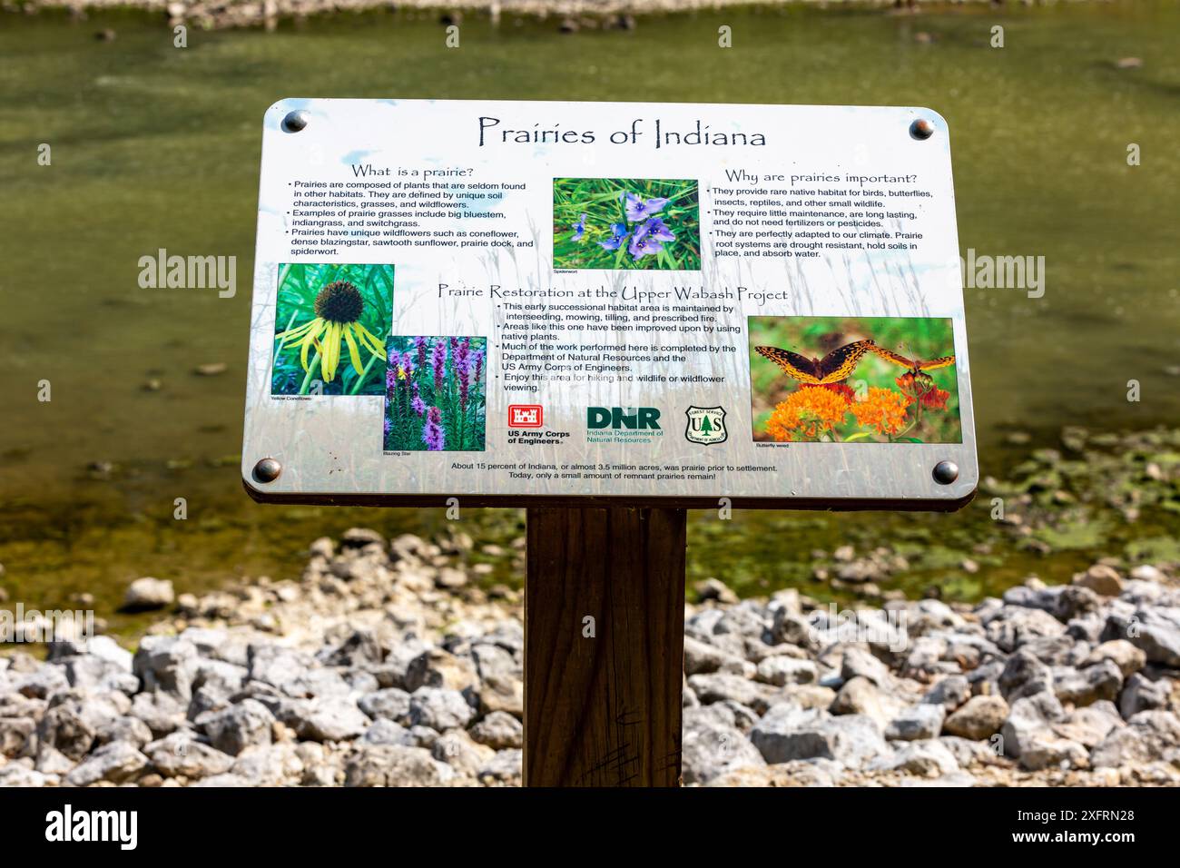 Ein Schild des Indiana Department of Natural Resources am J. Edward Roush Lake mit Informationen über die Prärien von Indiana. Stockfoto