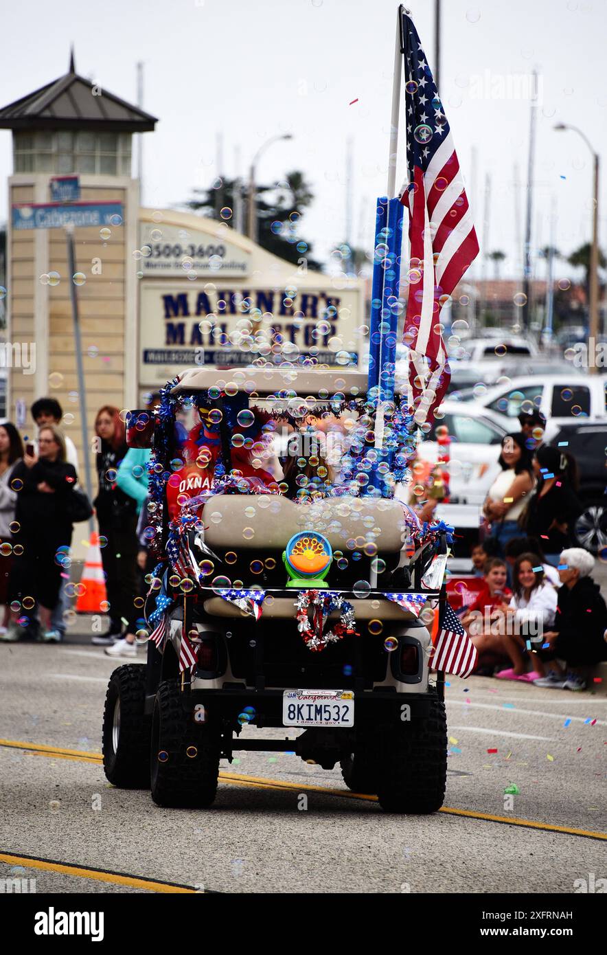 Oxnard, Usa. Juli 2024. Der vierte Juli ist ein Bundesfeiertag in den Vereinigten Staaten zum Gedenken an die Unabhängigkeitserklärung im Jahr 1776. Viele Gemeinden in Amerika feiern den Tag mit einer Morgenparade, dies ist eine Parade, Kanalinseln, Oxnard, CA, USA, Juli 2024. Foto: Paul Harris/ABACAPRESS. COM Credit: Abaca Press/Alamy Live News Stockfoto