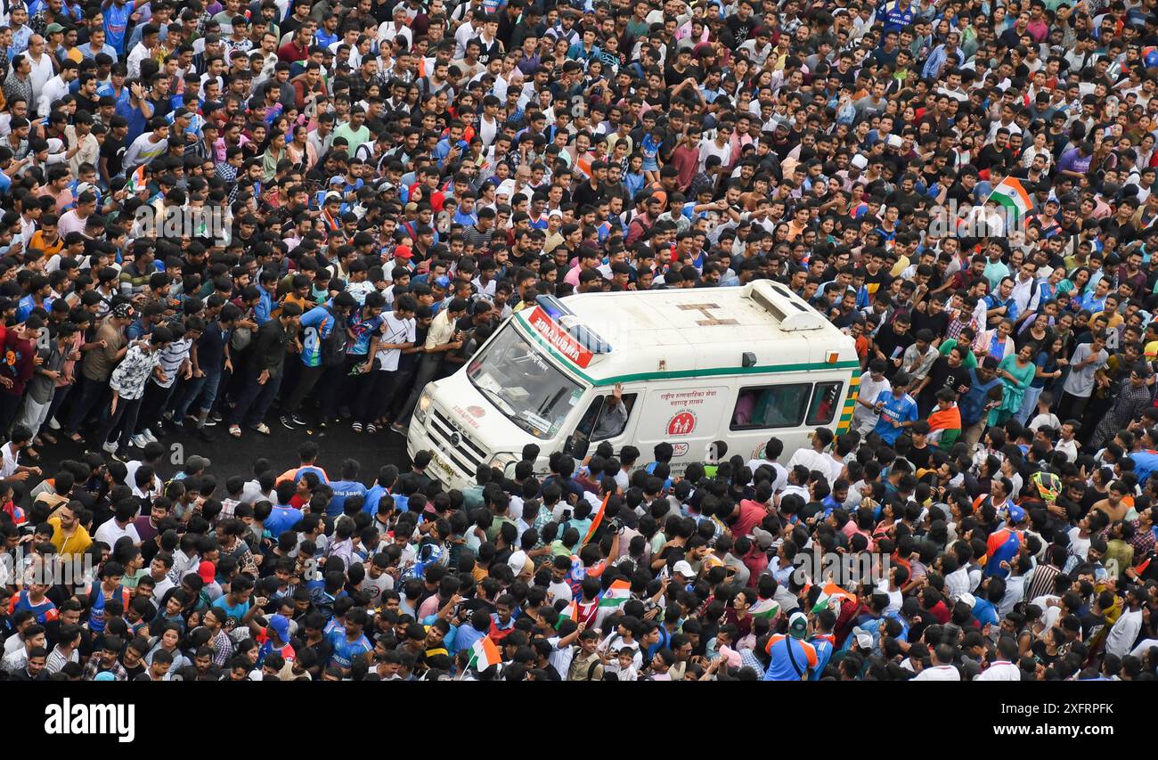 Mumbai, Indien. Juli 2024. Fans räumen die Straße frei, um einen Krankenwagen zu passieren, während sie in großer Zahl auf den Sieg des indischen Cricket-Teams in einem offenen Deck-Bus warten. Das indische Cricket-Team besiegte Südafrika in einem aufregenden 20 (T20) WM-Finale, das am 29. Juni 2024 in Barbados ausgetragen wurde. (Foto: Ashish Vaishnav/SOPA Images/SIPA USA) Credit: SIPA USA/Alamy Live News Stockfoto