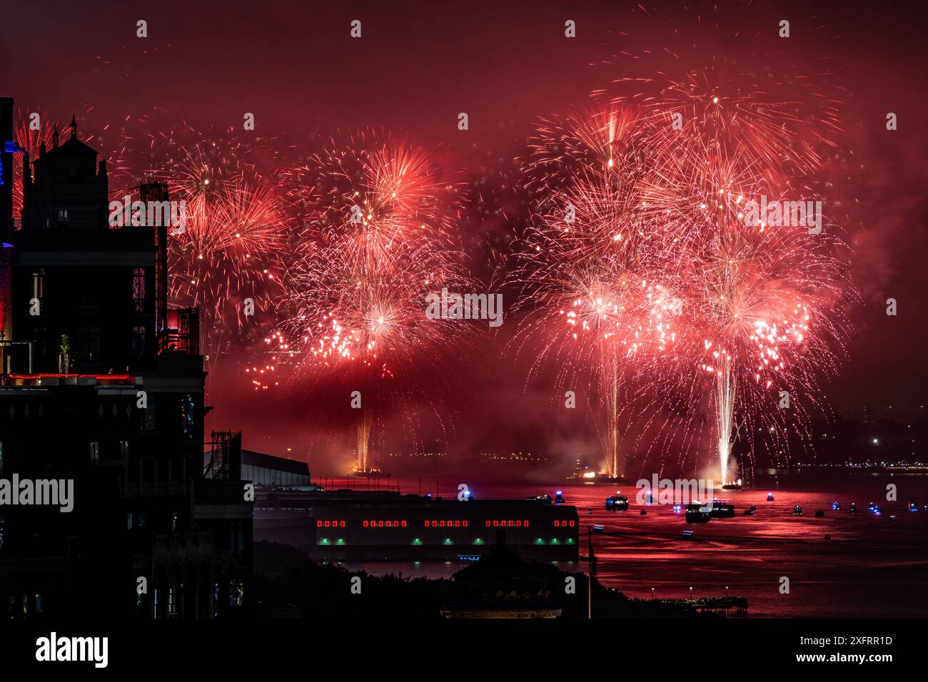 New York City, Usa. Juli 2024. Macy's 4. Juli Feuerwerk über dem Hudson River in New York City. Quelle: SOPA Images Limited/Alamy Live News Stockfoto